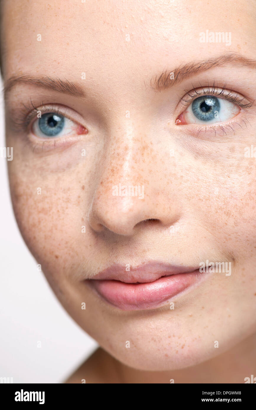 Junge Frau, die wegsehen, close-up portrait Stockfoto