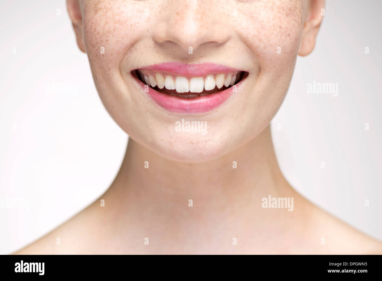 Junge Frau, Lächeln, beschnitten Porträt Stockfoto