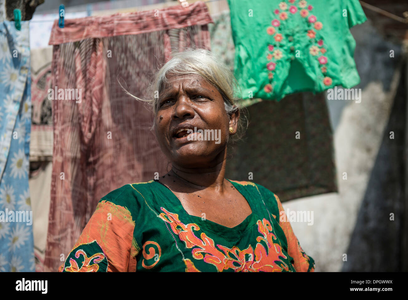 Alte Dame der Sr Lanka mit waschen, im Elendsviertel in Colombo, Sri Lanka Stockfoto