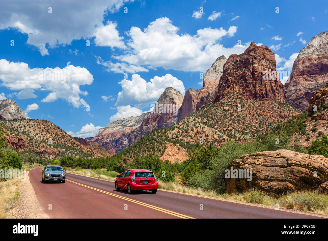 Autos auf die landschaftlich reizvolle Fahrt in der Nähe des Besucherzentrums, Zion Nationalpark, Utah, USA Stockfoto