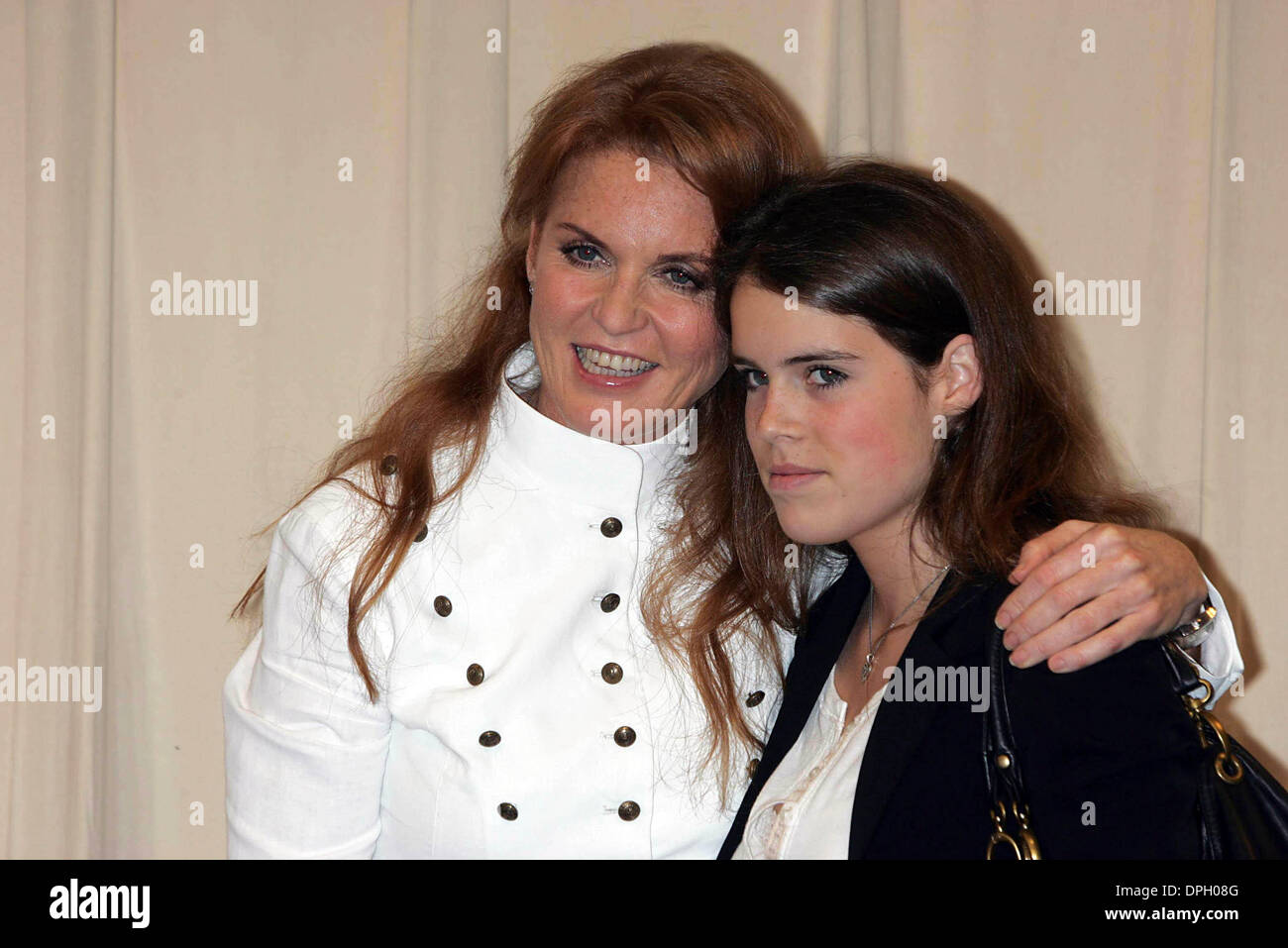 28. Juni 2006 - New York, New York, US - K48457RM. SARAH FERGUSON '' LITTLE RED Sommer Abenteuer '' bei BARNES &AMP; NOBLE IN New York City 27.06.2006 die HERZOGIN von YORK Zeichen Kopien von ihrem neuen Kinder buchen.  -2006.SARAH FERGUSON Tochter EUGENIE (Kredit-Bild: © Rick Mackler/Globe Photos/ZUMAPRESS.com) Stockfoto