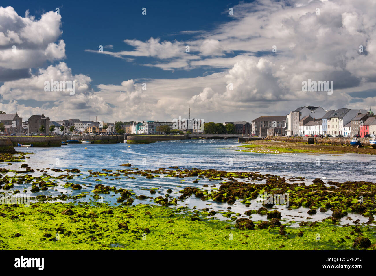 Die Corrib-Fluss fließt durch die Claddagh und Spanish Arch Bereiche der Stadt Galway, Irland Stockfoto