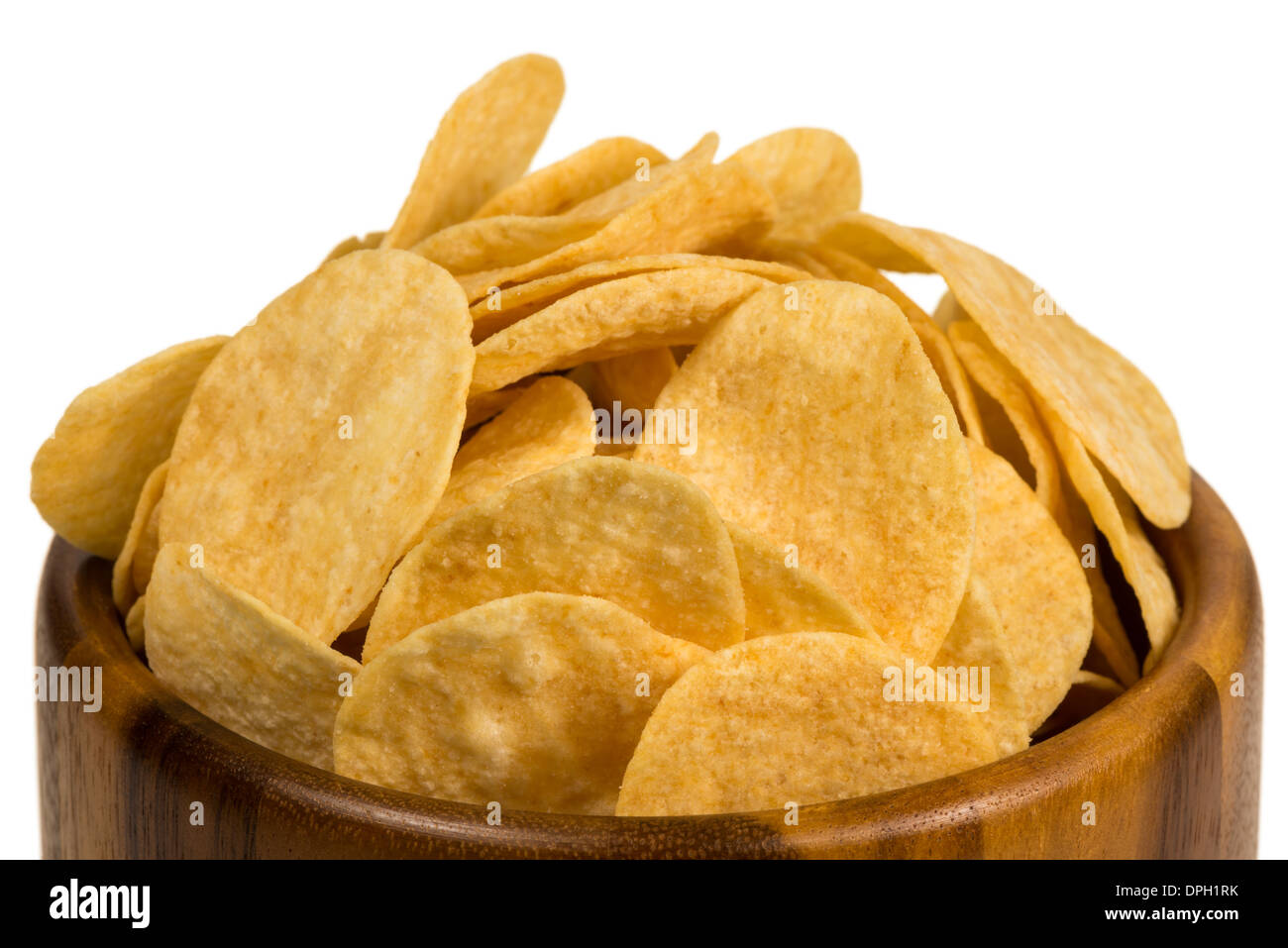 Kartoffel-Chips in einer Holzschale Stockfoto
