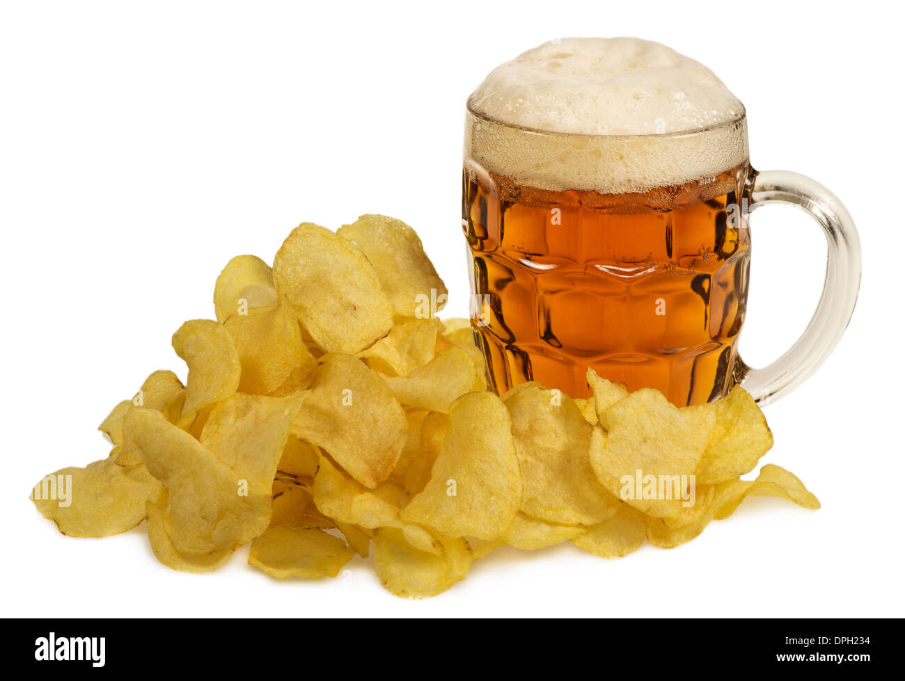 Kartoffel-Chips und Krug Bier Stockfoto