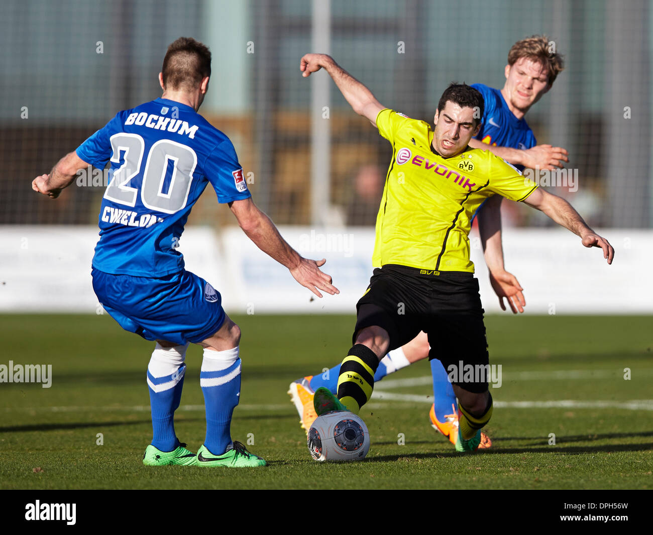 San Pedro del Pinatar, Spanien. 14. Januar 2014. Midfielder Henrikh Mkhitaryan (C) Duelle um den Ball mit Mittelfeldspieler Piotr Cwielong des Vfl-Bochum (L) während das Freundschaftsspiel zwischen Borussia Dortmund und VFL Bochum in der Pinatar Arena, Alicante Credit: Action Plus Sport/Alamy Live News Stockfoto