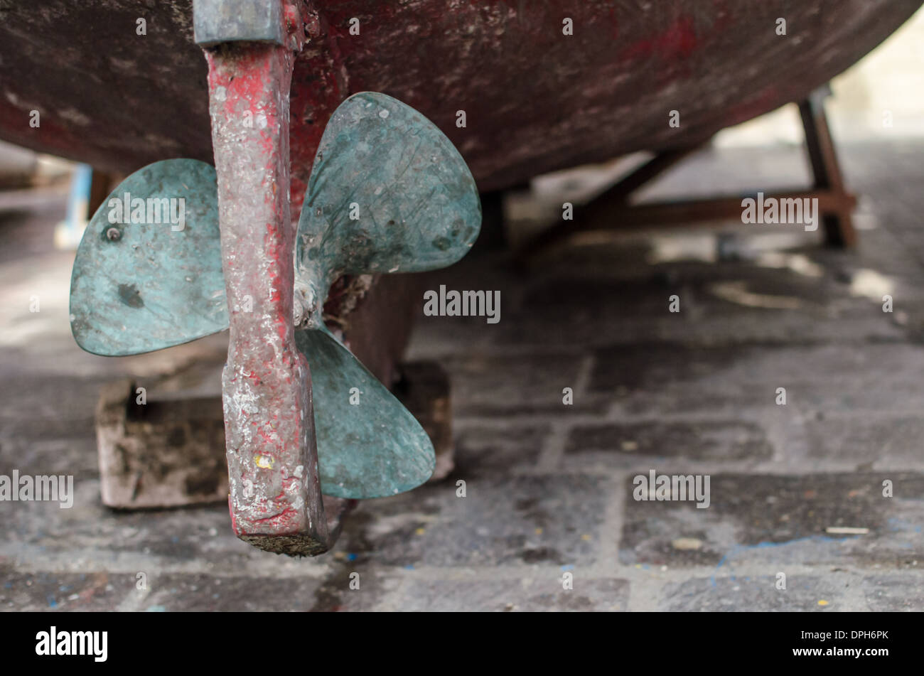 Messing-Propeller von einem angedockten Boot Stockfoto