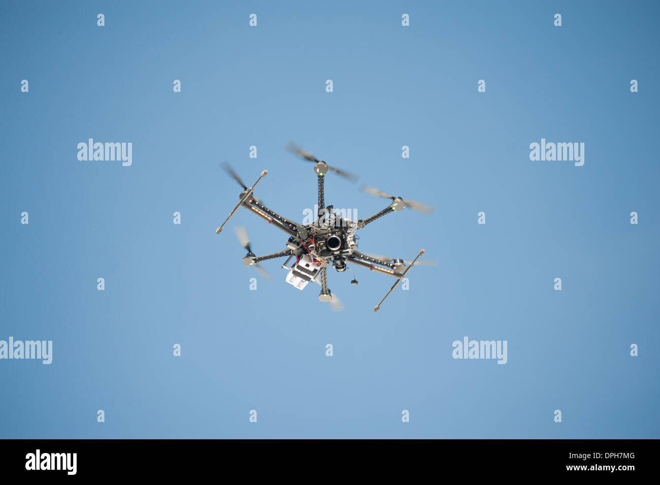 Unmanned Aerial Vehicle (UAV) / zur Luftüberwachung Drohne fliegt in der Luft Stockfoto