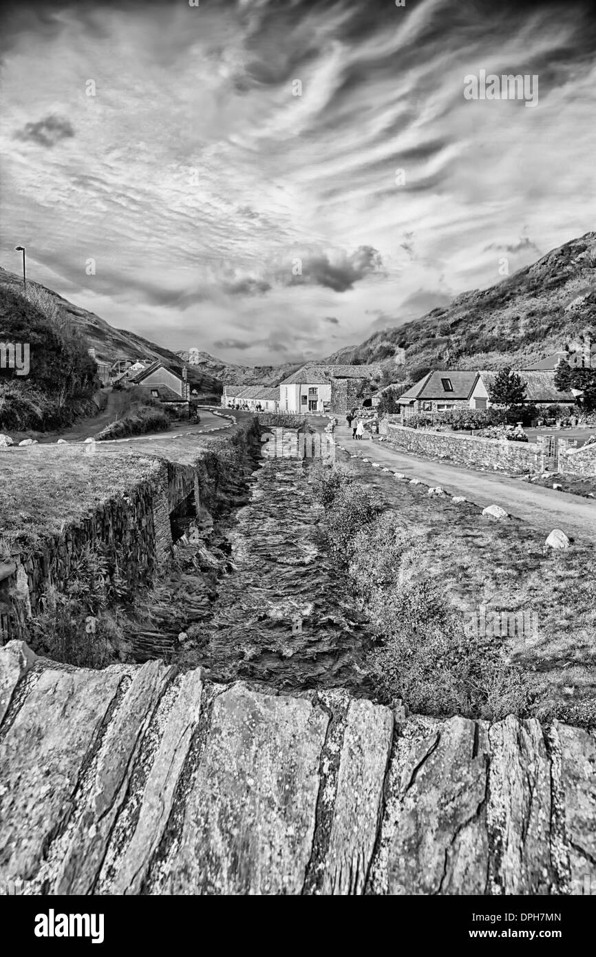 Wertigkeit der Fluss fließt in Richtung Hafen, Boscastle, Cornwall, England Stockfoto