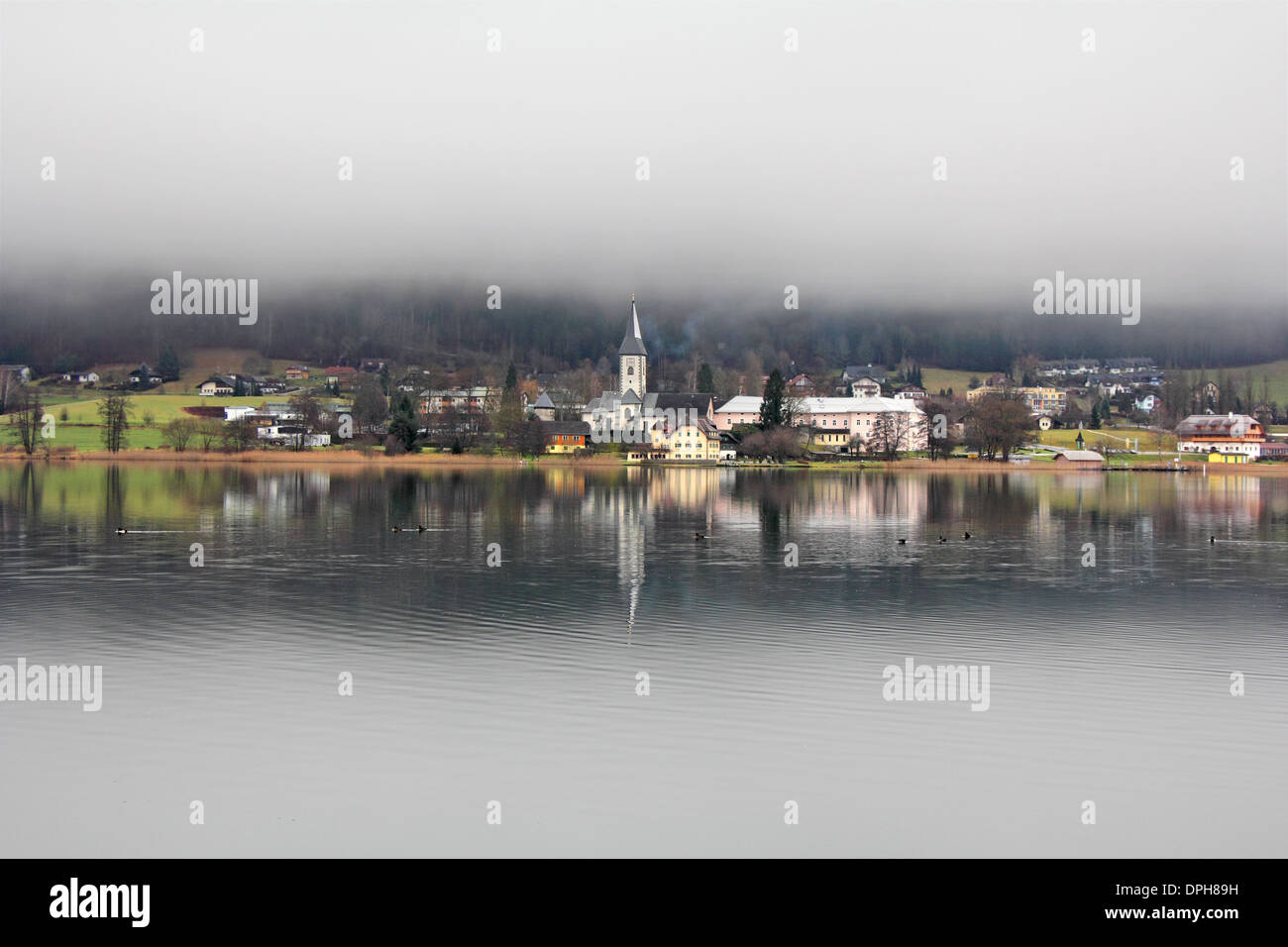 Seenlandschaft am Ossiacher See, nebliger Wintertag Stockfoto