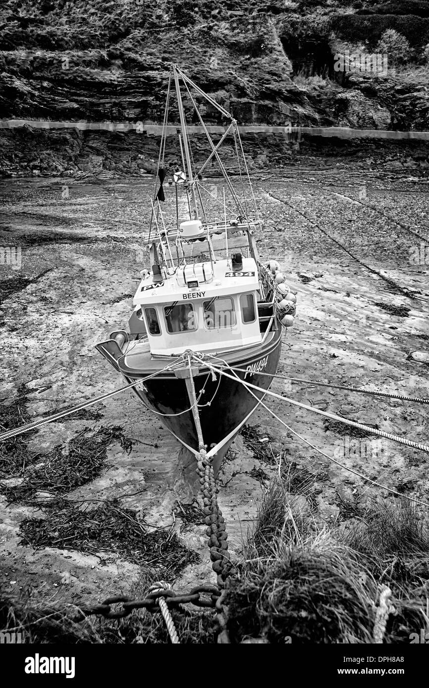 Festgemachten Fischerboot, Hafen, Boscastle, Cornwall, England Stockfoto