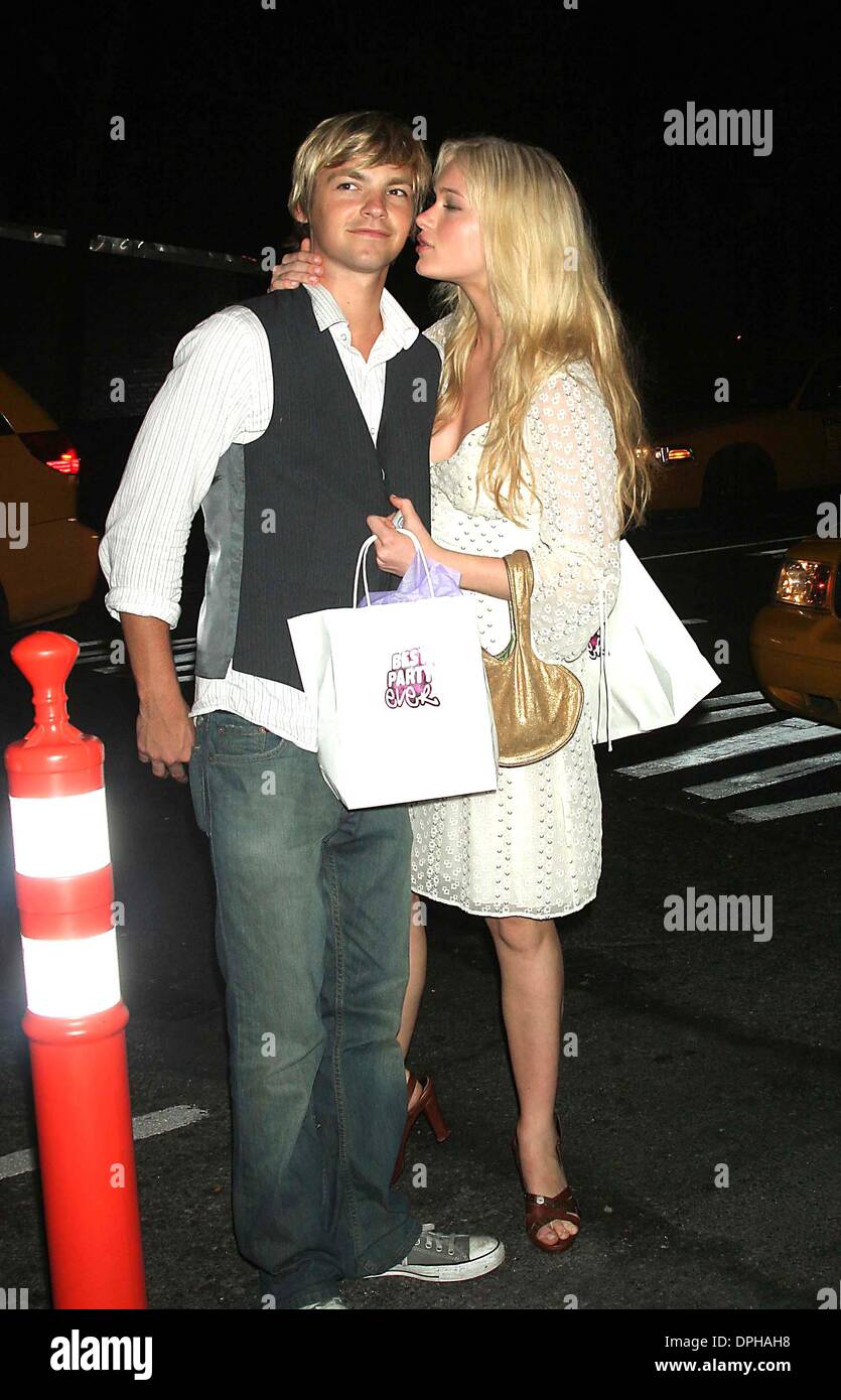 2. August 2006 - New York, New York, US - K49227ML. OLD NAVY und VH1 hosten die 100. EPISODE von '' BEST WEEK EVER'' - EXITS FESTZELT--NEW YORK NewYork -08/02/06.  -2006.LEVEN RAMBIN (Kredit-Bild: © Mitchell Levy/Globe Photos/ZUMAPRESS.com) Stockfoto