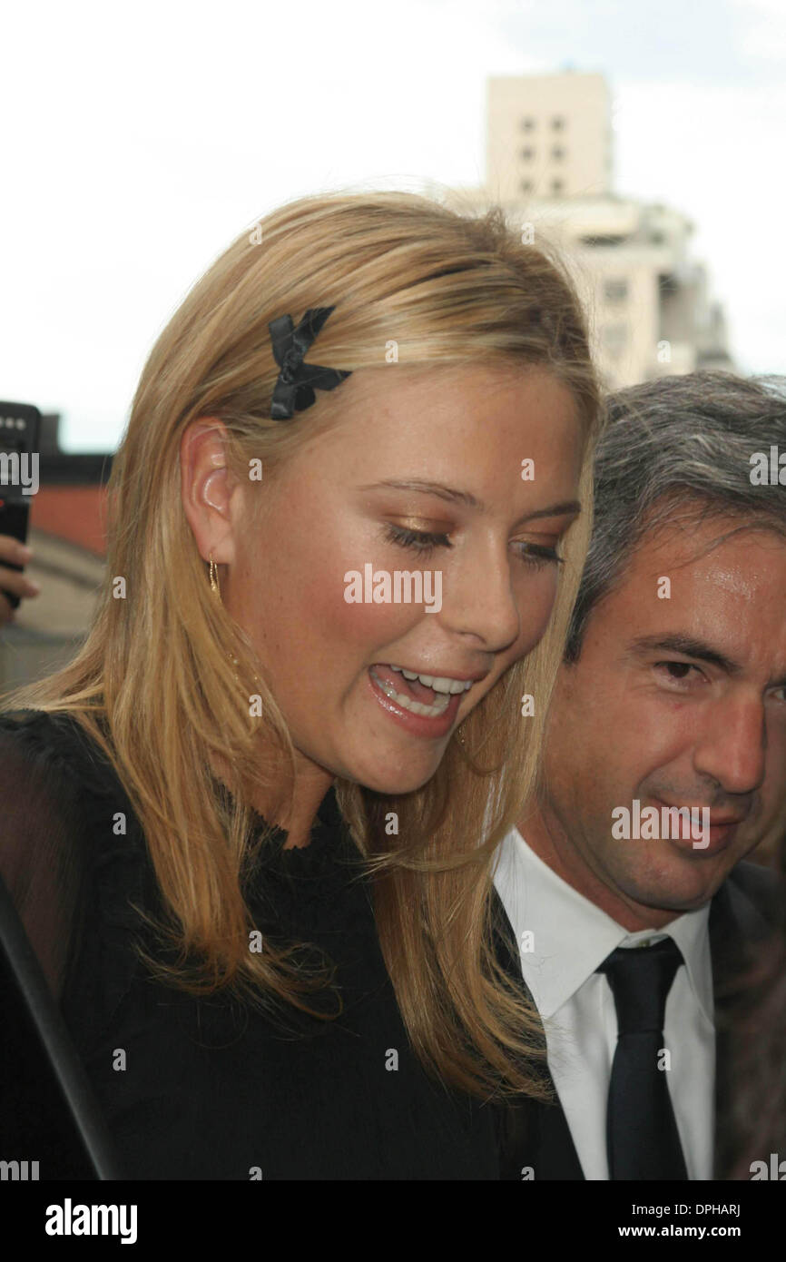 22. August 2006 - New York, New York, US - K49375ML. MARIA SHARAPOVA erscheint bei BLOOMINGDALE'S, einen Beitrag zur MARIA SHARAPOVA Stiftung aus der TAG HEUR WATCH COMPANY zu akzeptieren und zu fördern, neue Zeitmesser THIER, AQUARCER, NEW YORK NewYork 22.08.2006.  -MARIA SHARAPOVA(Credit Image: © Mitchell Levy/Globe Photos/ZUMAPRESS.com) Stockfoto