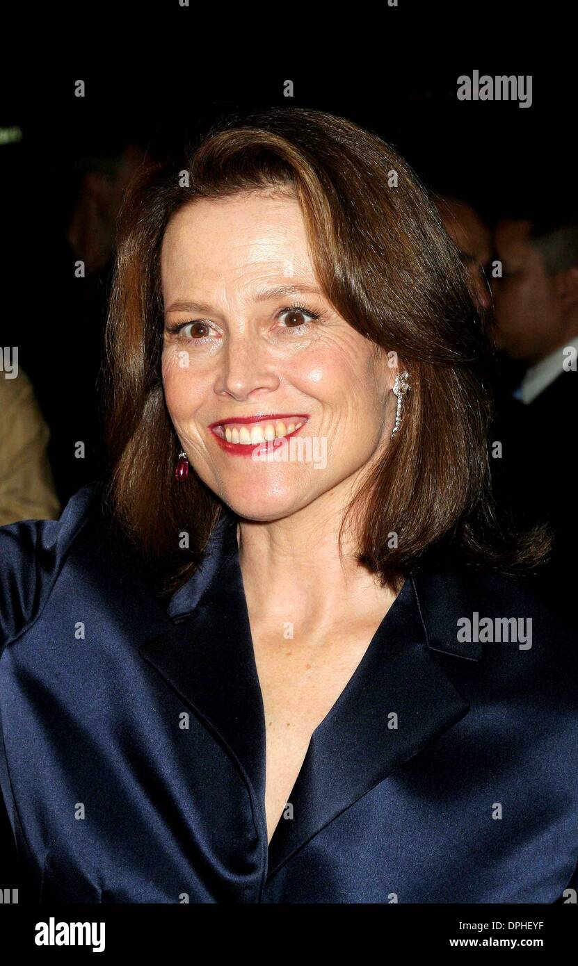 9. Oktober 2006 - New York, New York, US - K50169ML. NEW Yorker PREMIERE von "BERÜCHTIGTEN '' Ankünfte DGA THEATER, NEW YORK New York. .10-09-2006.   / 2006.SIGOURNEY WEAVER (Kredit-Bild: © Mitchell Levy/Globe Photos/ZUMAPRESS.com) Stockfoto