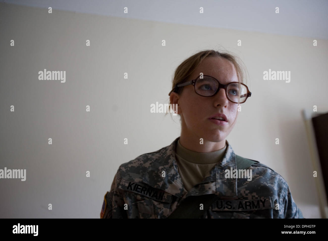 13. Juli 2006 - West Point, New York, USA - am 5. Tag des Kadett Grundausbildung erzählt Ausrüstung benötigen sie für ihre Straße marschieren am folgenden Tag neue Cadet Kiernan mit einer ihrer Mitbewohner in ihrem Zimmer. Im Jahr 2006 wird 30 Jahre Frauen am Westpunkt, United States Military Academy (USMA) sowie die Militärakademien. Im Jahr 1975 unterzeichnete Präsident Ford Gesetzgebung al Stockfoto