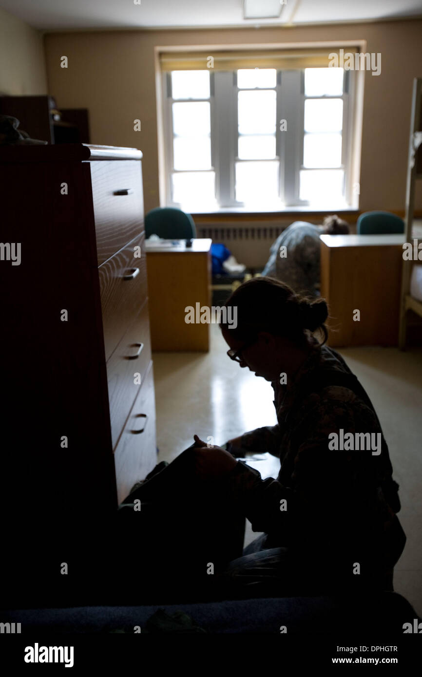 13. Juli 2006 - suchen West Point, New York, USA - am Tag 5 der Cadet Grundausbildung, neue Cadet Kiernan hilft einer ihrer Mitbewohner ein Stück Ausrüstung, die sie für ihre Straße marschieren am nächsten Tag benötigen. Im Jahr 2006 wird 30 Jahre Frauen am Westpunkt, United States Military Academy (USMA) sowie die Militärakademien. Im Jahr 1975 unterzeichnete Präsident Ford Rechtsvorschriften allowin Stockfoto