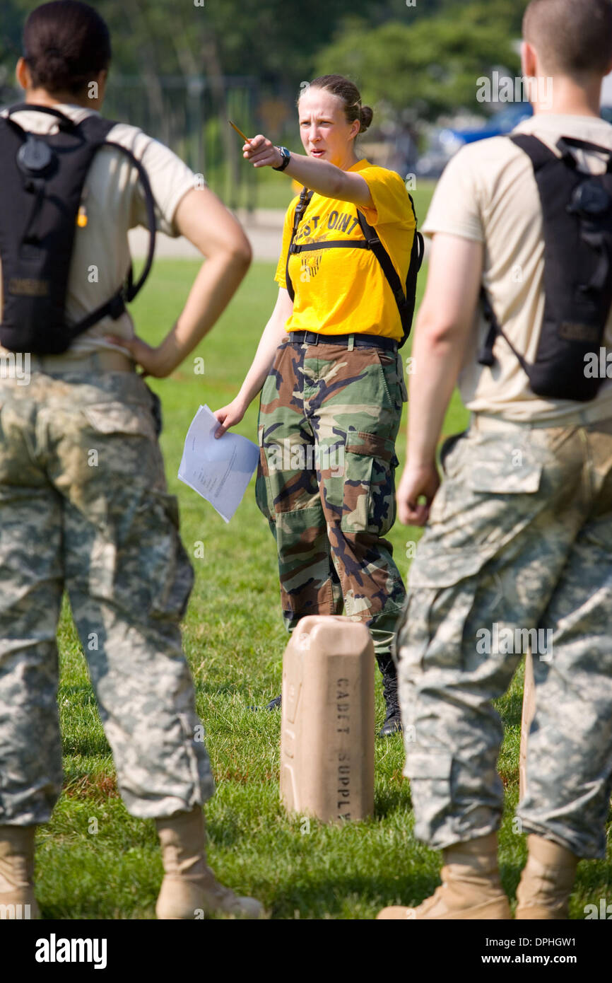13. Juli 2006 - West Point, New York, USA - Krieger Wettbewerb während der Cadet Grundausbildung in West Point dauert einen halben Tag und erfordert ein Unternehmen zum Abbau von Trupps an verschiedenen Stationen des physikalischen Aufgaben. Eine Oberschicht Cadet und Kader Mitglied Echo Company leitet neue Kadetten während das Wasser Veranstaltung tragen. Im Jahr 2006 feiert 30 Jahre Frauen in West Point, United Stockfoto