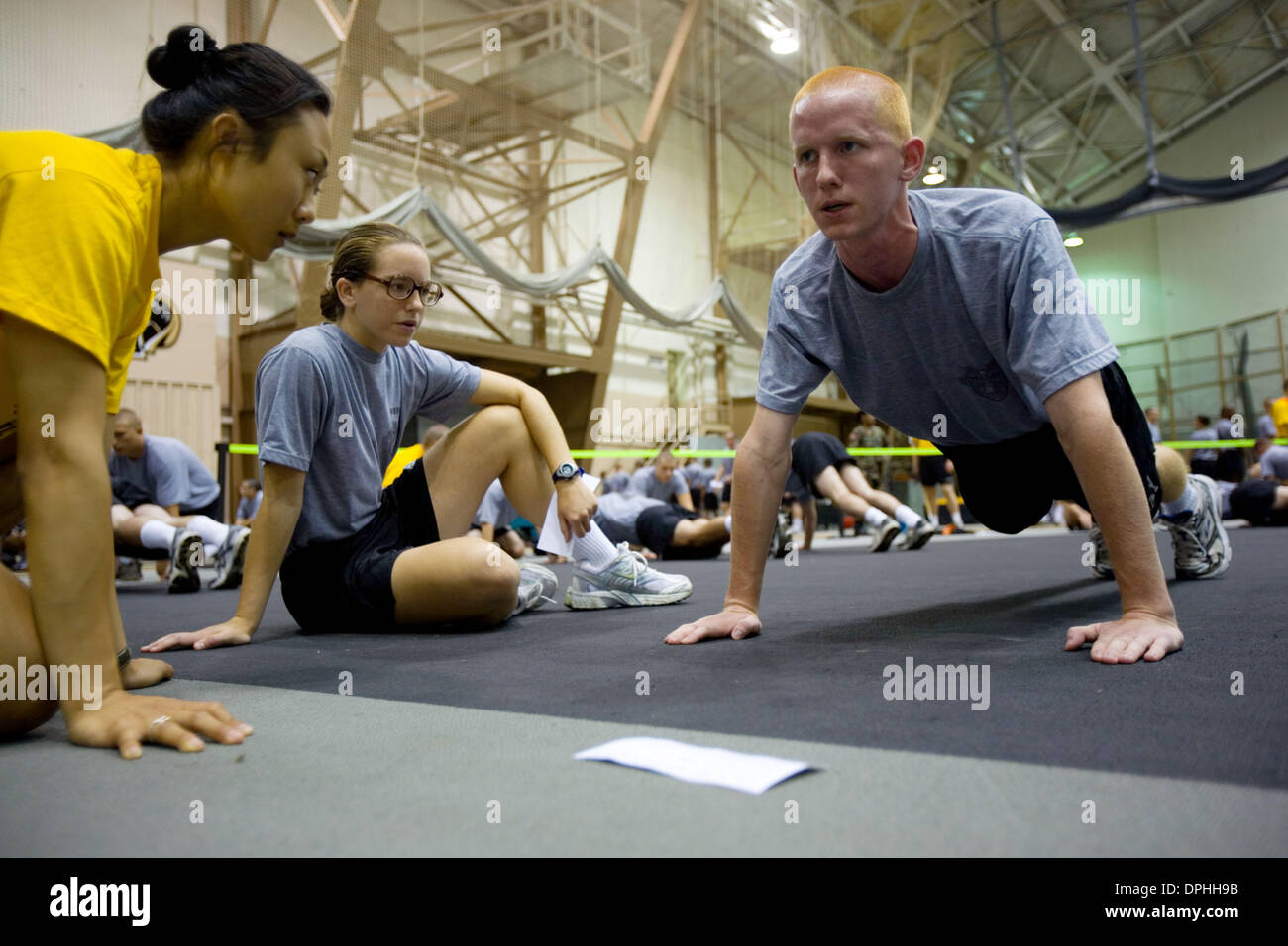 13. Juli 2006 hilft - West Point, New York, USA - ein Oberklasse-Kadett den Push-up-Teil der Armee körperliche Fitness Diagnosetest zu verwalten. Neue Cadet Kiernan hält Anzahl für ihren Partner, wie er Liegestützen. Im Jahr 2006 wird 30 Jahre Frauen am Westpunkt, United States Military Academy (USMA) sowie die Militärakademien. Im Jahr 1975 unterzeichnete Präsident Ford legislat Stockfoto