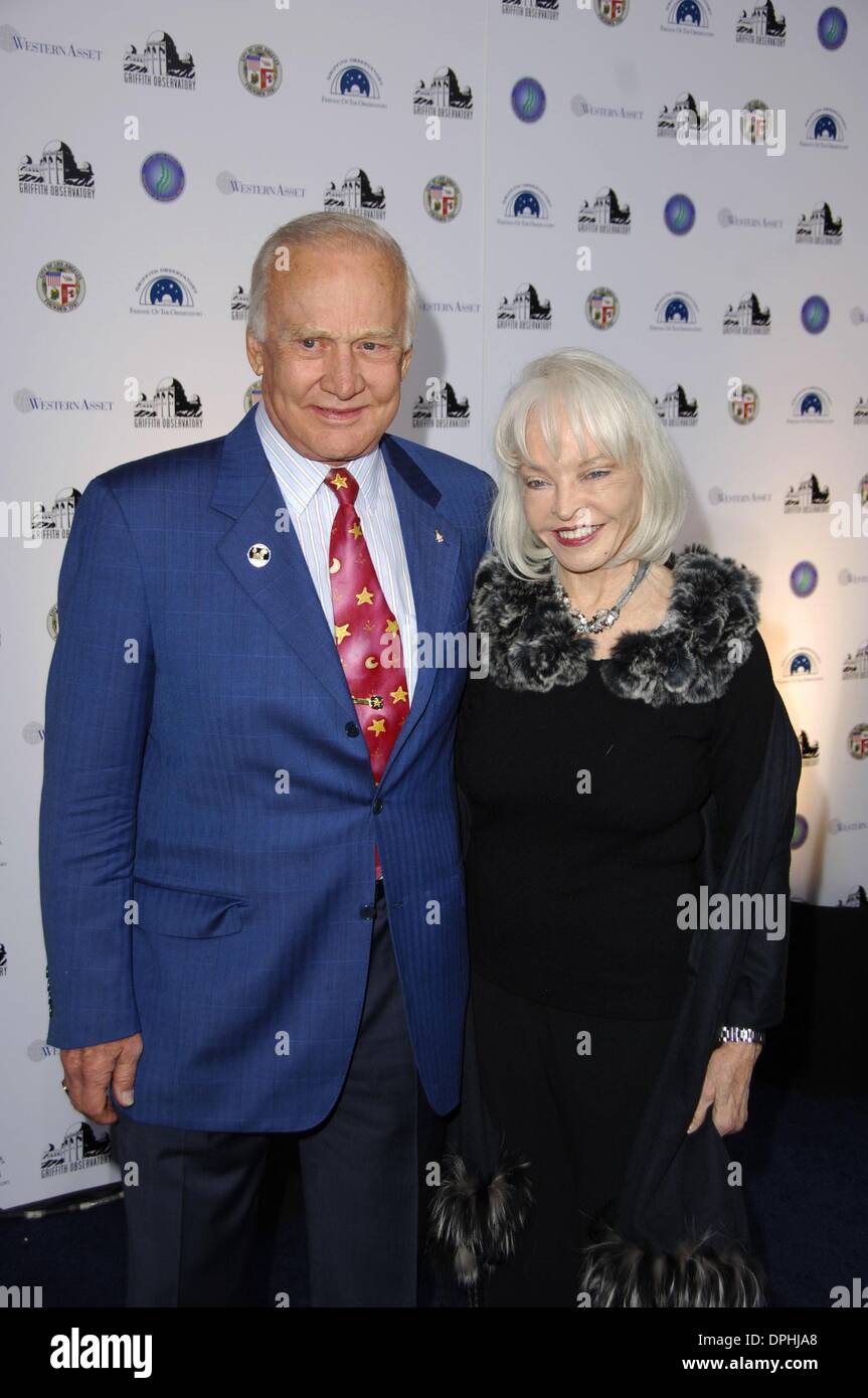 30. Oktober 2006 - Hollywood, Kalifornien, USA - Buzz Aldrin und seine Frau Lois während der Griffith Observatory Re-opening galaktischen Gala am 29. Oktober 2006, in Los Angeles statt...  -2006.K50473MGE (Kredit-Bild: © Michael Germana/Globe Photos/ZUMAPRESS.com) Stockfoto