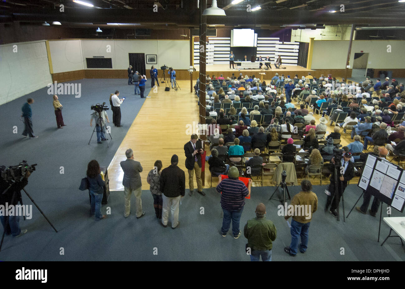 Azle, Texas, USA. 13. Januar 2014. Häufige Erdbeben sind alarmierend Einwohner in Azle, Texas, dass unkonventionelle Bohren im Bereich Pionierarbeit und Disposalbohrungen jetzt ihr Trinkwasser Credit riskieren: J. G. Domke/Alamy Live News Stockfoto