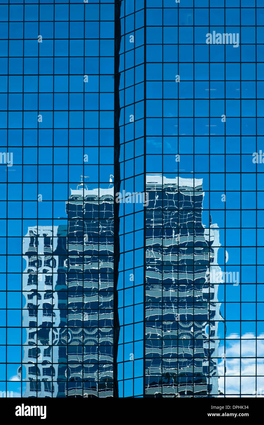 Abstrakte Reflexionen von Gebäuden in Dowtown Bellevue, Washington, USA Stockfoto