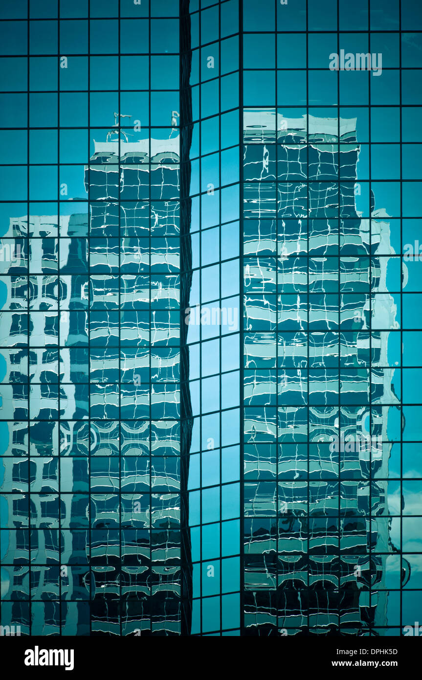 Abstrakte Reflexionen von Gebäuden in Dowtown Bellevue, Washington, USA Stockfoto