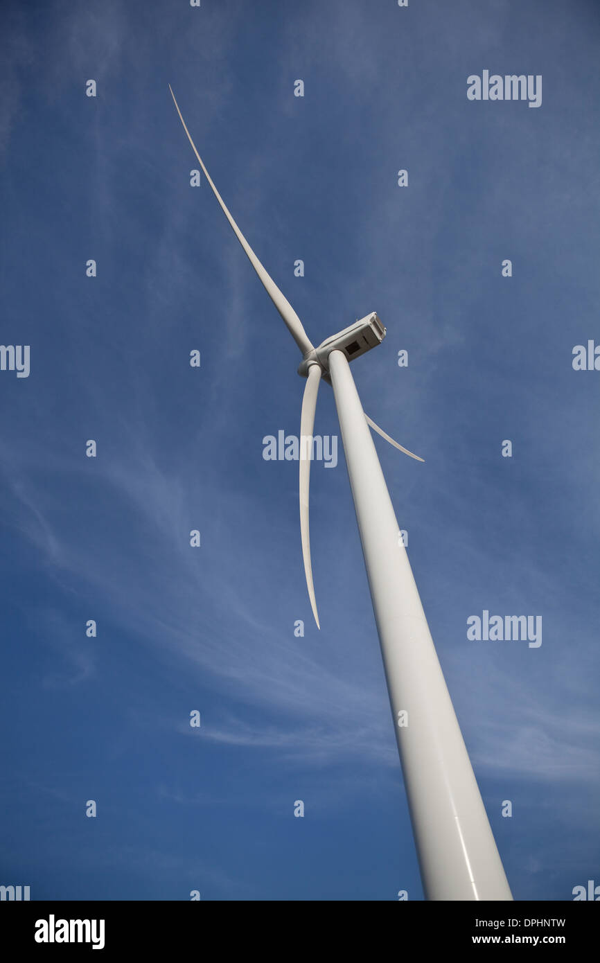 Windturbine gegen einen blauen Himmel in den Niederlanden, Europa. Stockfoto