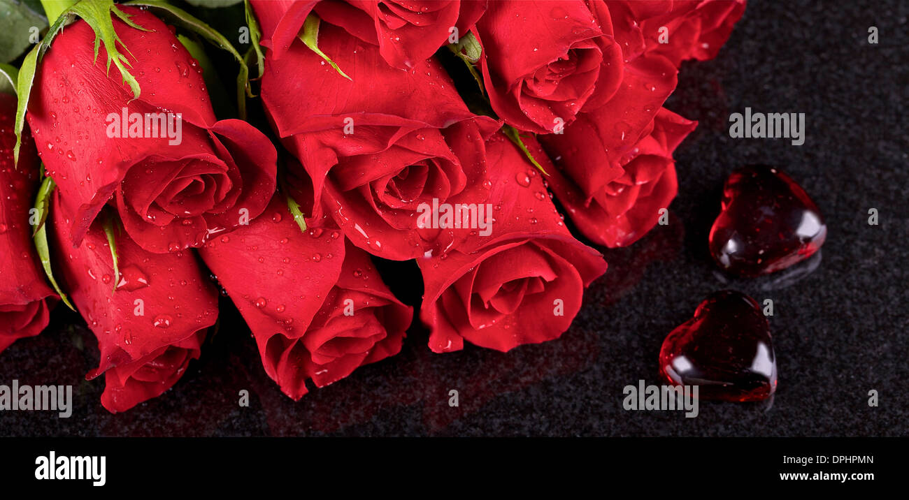 Rote Rosen auf schwarzem Hintergrund Keramik Stockfoto