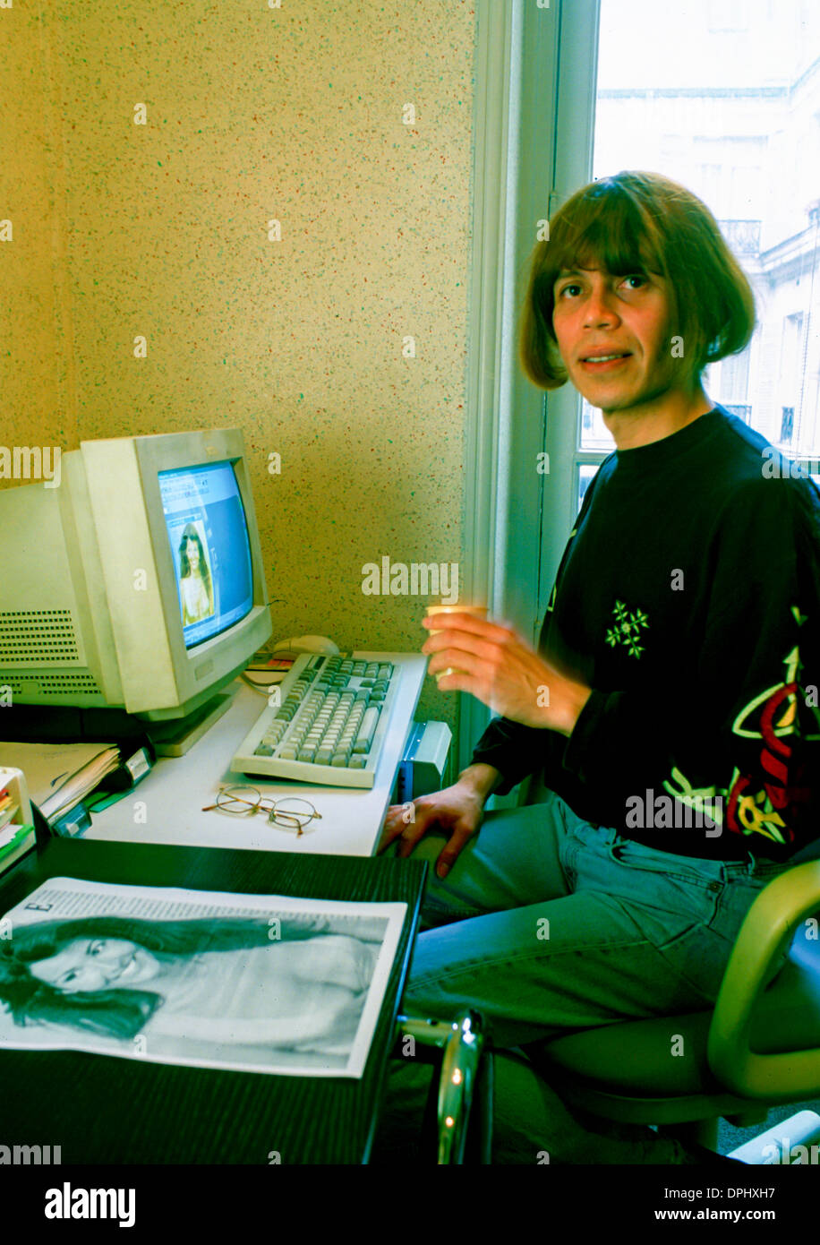 Paris, Frankreich, Chris, Transsexuelle, Transgender Frauen, arbeiten am Computer im Büro von der P.A.S.T.T.. (N.G.O) Stockfoto