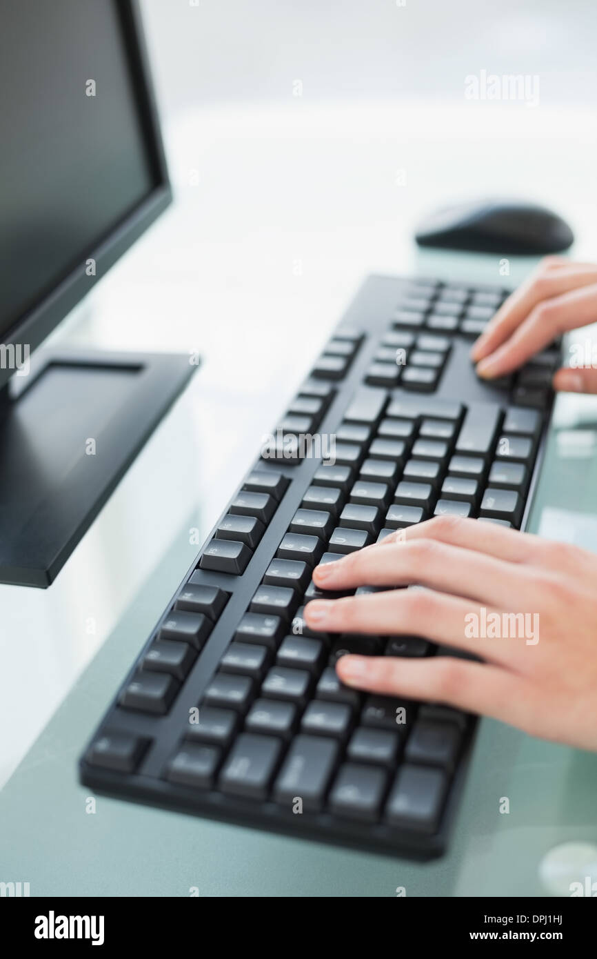 Nahaufnahme von eine Geschäftsfrau, die auf einem Computer eingeben Stockfoto
