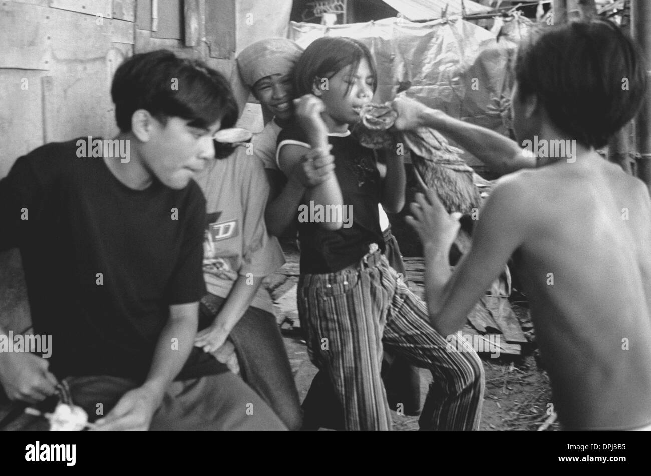 31. August 2006 - Davao City, Philippinen - INDAY zurückhält SOFIAS Arme wie lange-lange droht, sie zu schlagen nach sich zu betrinken und streiten sich um gestohlene Schuhe und einem beliebten TV-Sitcom namens "Meteor Garden." Obwohl wichtig für überleben, Banden im Süden der Philippinen sind nicht immer gastfreundlich zu Mädchen, besonders gemischt wie Demonyo sa Pagasa deren männliche Mitglieder oft p Banden Stockfoto