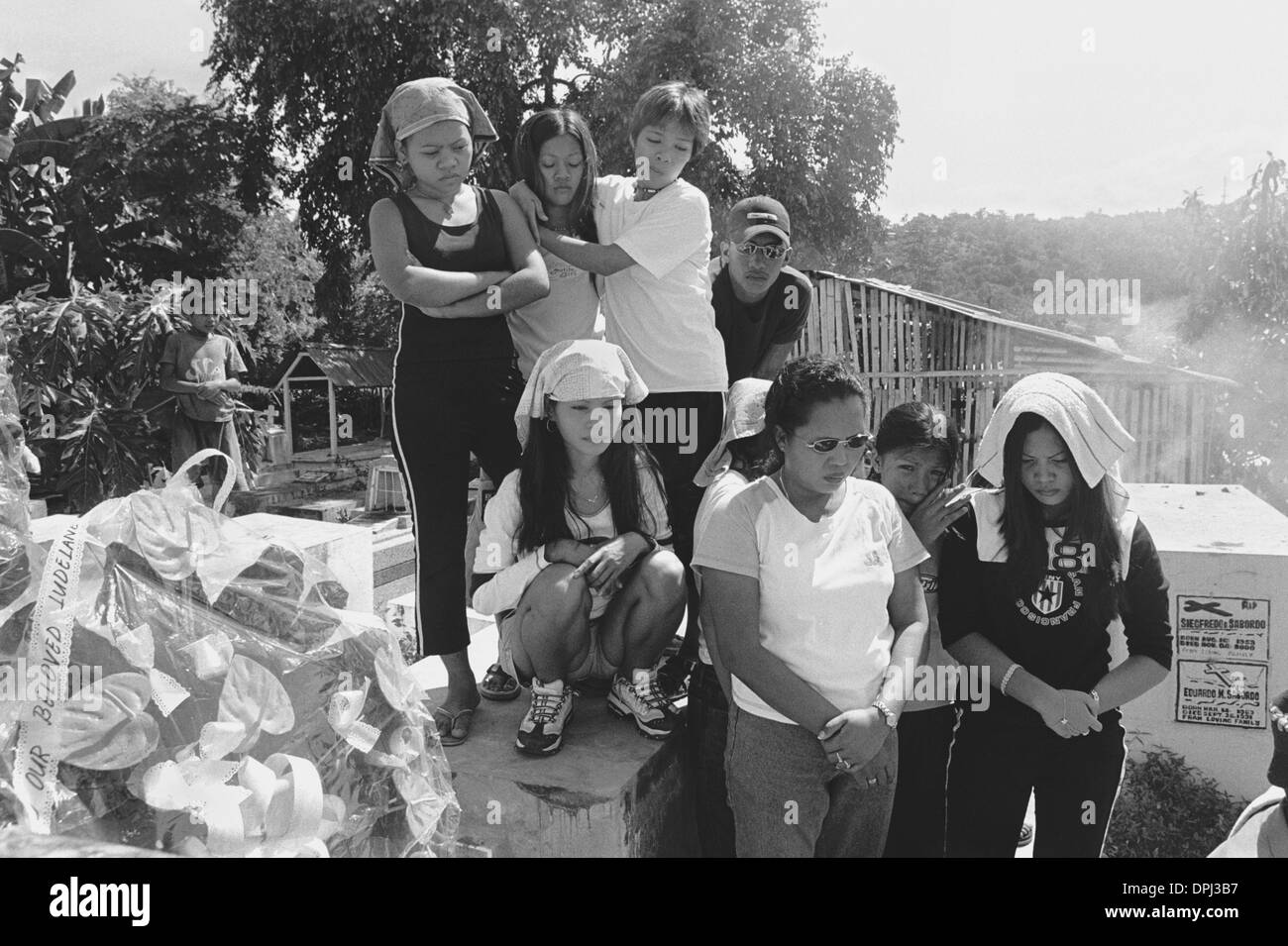 31. August 2006 verabschieden - Davao City, Philippinen - Warshock Mitglieder an ihren Freund Macao nur nach ihrer Beerdigung in Davao City Maa Friedhof. In der Nacht bevor sie geplant, um in der Krankenpflegeschule und einschreiben wurde Macao, 17, von einem Mädchen aus einer rivalisierenden Gang erstochen. Es war der erste Mord an weiblichen Bandenmitglied in die Geschichte der Stadt. (Kredit-Bild: © Ryan Anson/zReportage.com/ZU Stockfoto