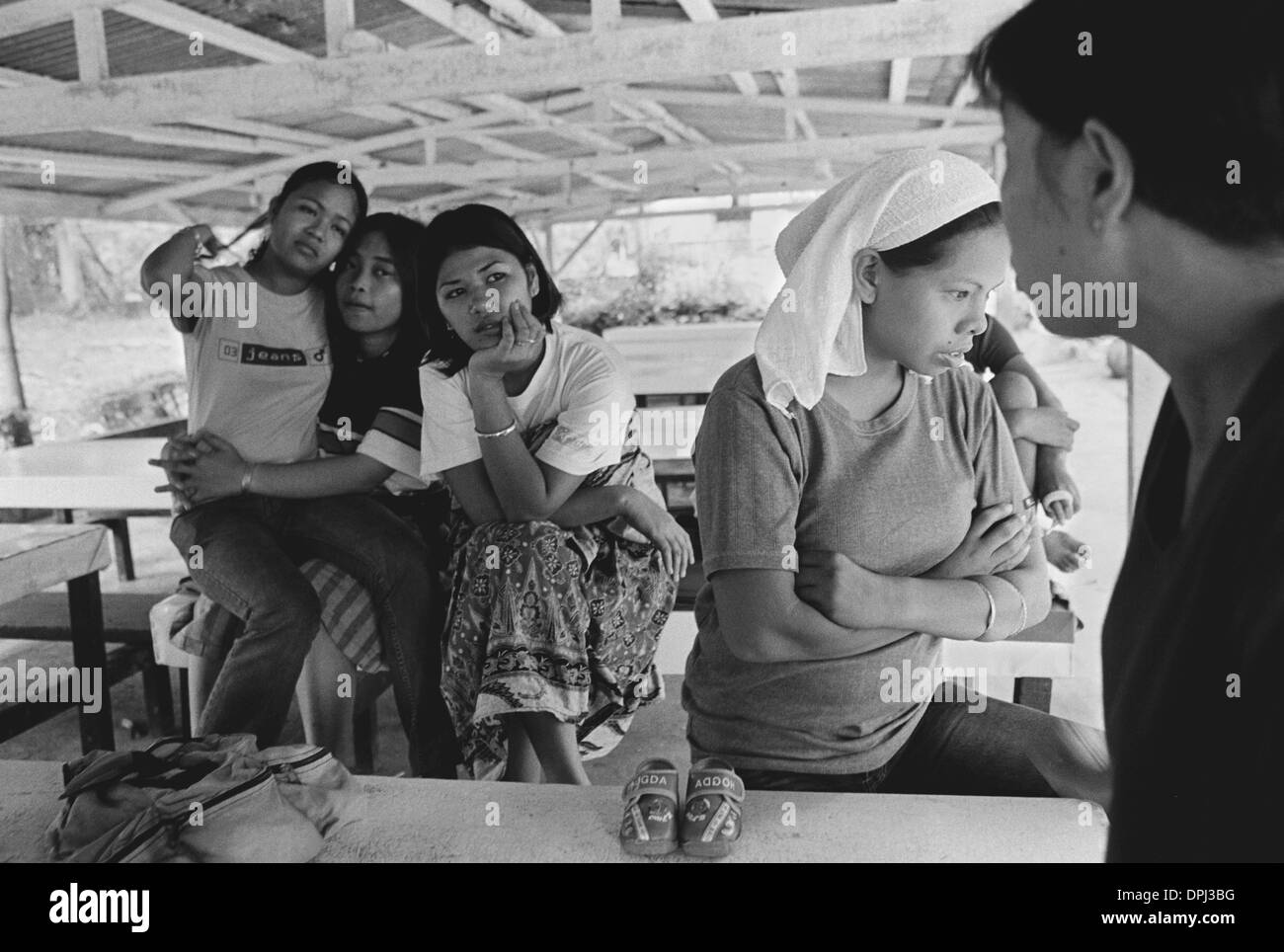 31. August 2006 - Davao City, Philippinen - JOY ALCONABA, Recht, eine Straße Veranstalter in Bankerohan, fleht Ex-Gangmitglieder von Anak sa Notoryus und Tropang Baog Rückgriff auf Gewalt während eines Gesprächs über Macau Tod zu vermeiden. Ein Mitglied aus einer dieser Gruppen hatten Macao nach immer in einen Kampf mit Warshock Mädchen erstochen. Obwohl viele von ihnen die Straßen verlassen haben und der Stockfoto