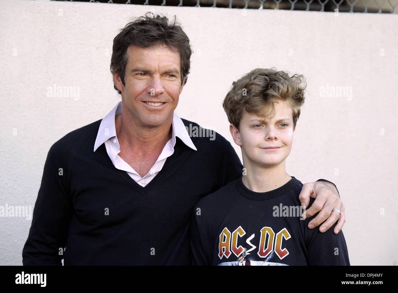 10. Januar 2006 - Hollywood, LOS ANGELES, USA - DENNIS QUAID & JACK. SCHAUSPIELER & SOHN. DENNIS QUAID AUF DEM WALK OF FAME GEEHRT. WALK OF FAME, HOLLYWOOD, LOS ANGELES, USA.16-Nov.-05.LAO59631.K46239. (Kredit-Bild: © Globe Photos/ZUMAPRESS.com) Stockfoto