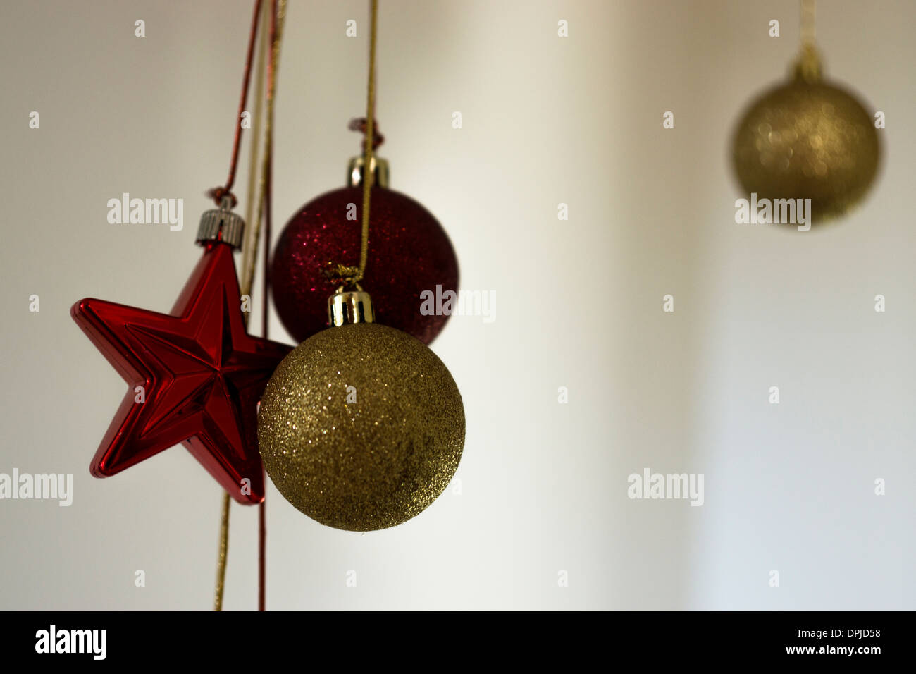 hängende Zeichenfolge Dekorationen sliver gold rot weiss Stockfoto hängende Zeichenfolge Dekorationen sliver gold rot weiss Stockfoto