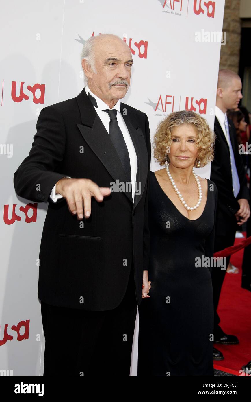 22. September 2006 - Hollywood, LOS ANGELES, USA - SEAN CONNERY & MICHELINE ROQUEBRUNE. SCHAUSPIELER & WIFE.34TH JÄHRLICHEN AFI ACHIEVEMENT AWARD, EINE HOMMAGE AN SEAN CONNERY. KODAK Theater, HOLLYWOOD, LOS ANGELES, USA.08-kann-06.LAR71801.K51205.CREDIT: (Kredit-Bild: © Globe Photos/ZUMAPRESS.com) Stockfoto