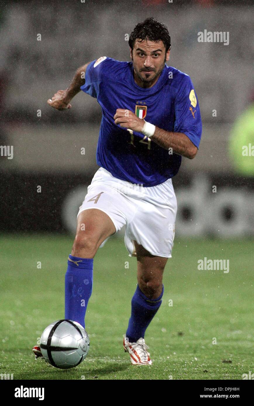 STEFANO FIORE. ITALIEN & LAZIO FC. ITALIEN V BULGARIEN EURO 2004.D. AFONSO HENRIQUES-STADION, GUIMARAES, PORTUGAL.22/06/2004.DIG24952. K47872. VORSCHAU WM 2006 Stockfoto