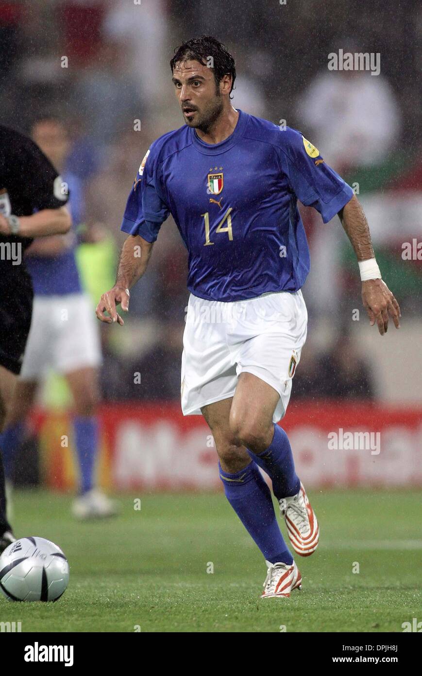 STEFANO FIORE. ITALIEN & LAZIO FC. ITALIEN V BULGARIEN EURO 2004.D. AFONSO HENRIQUES-STADION, GUIMARAES, PORTUGAL.22/06/2004.DIG24923. K47872. VORSCHAU WM 2006 Stockfoto