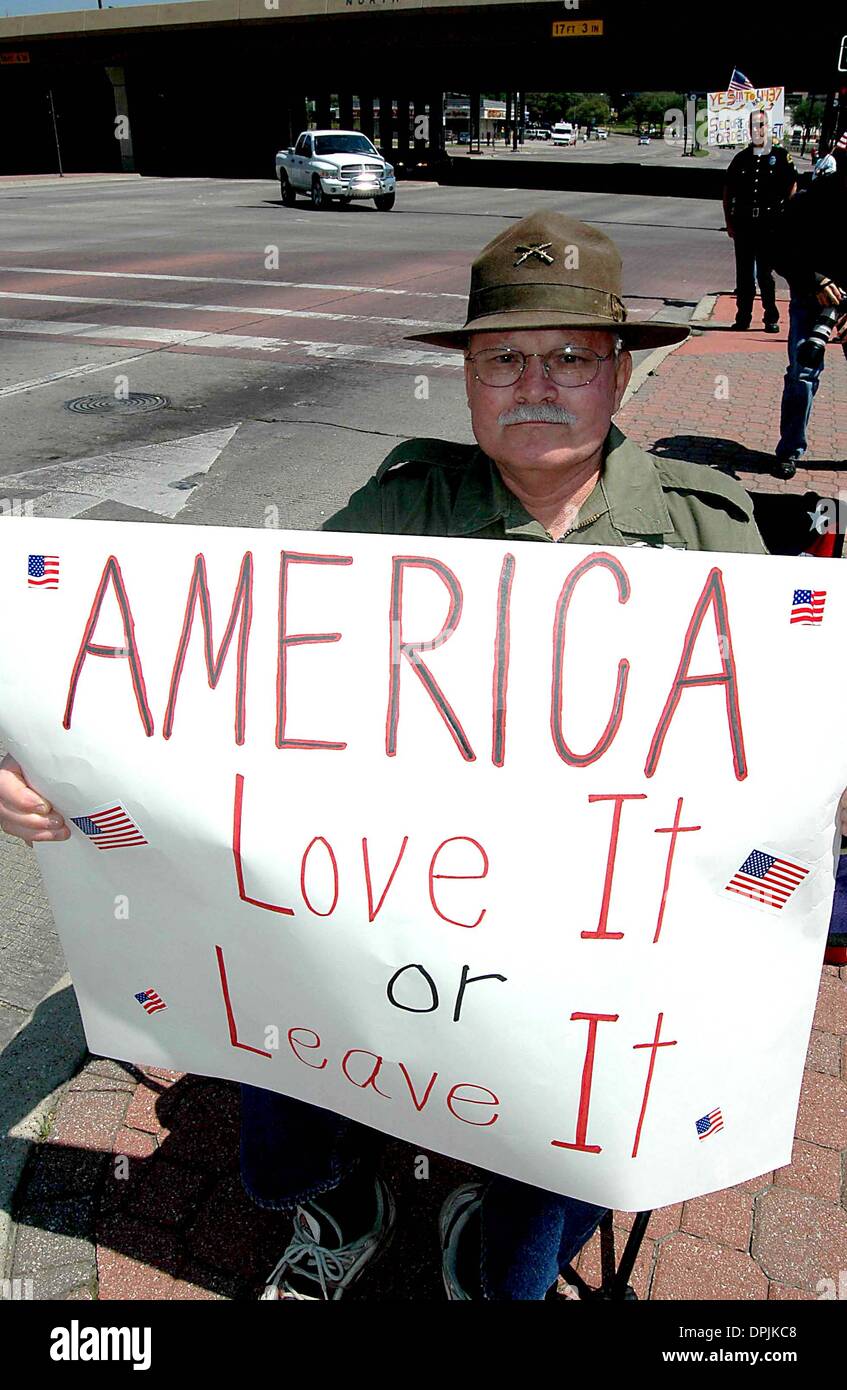 8. März 2006 - Anti-Immigration Protest DallasTX. N.Central Expressway@Walnut Hill.copyright JeffJ.Newman.04/08/06ID:Dwight Rottenberg Irving, Texas. " Ich bin zur Unterstützung der legalen Einwanderung... Das Gesetz befolgen und ich erwarten, dass andere, sowie...''. ANTI-EINWANDERUNGS-DEMONSTRATION AUF DER NORTH CENTRAL EXPRESSWAY WALNUT HILL DALLAS TX.04-08-2006. JEFF J NEWMAN-2006.K47483JN (Credit ich Stockfoto