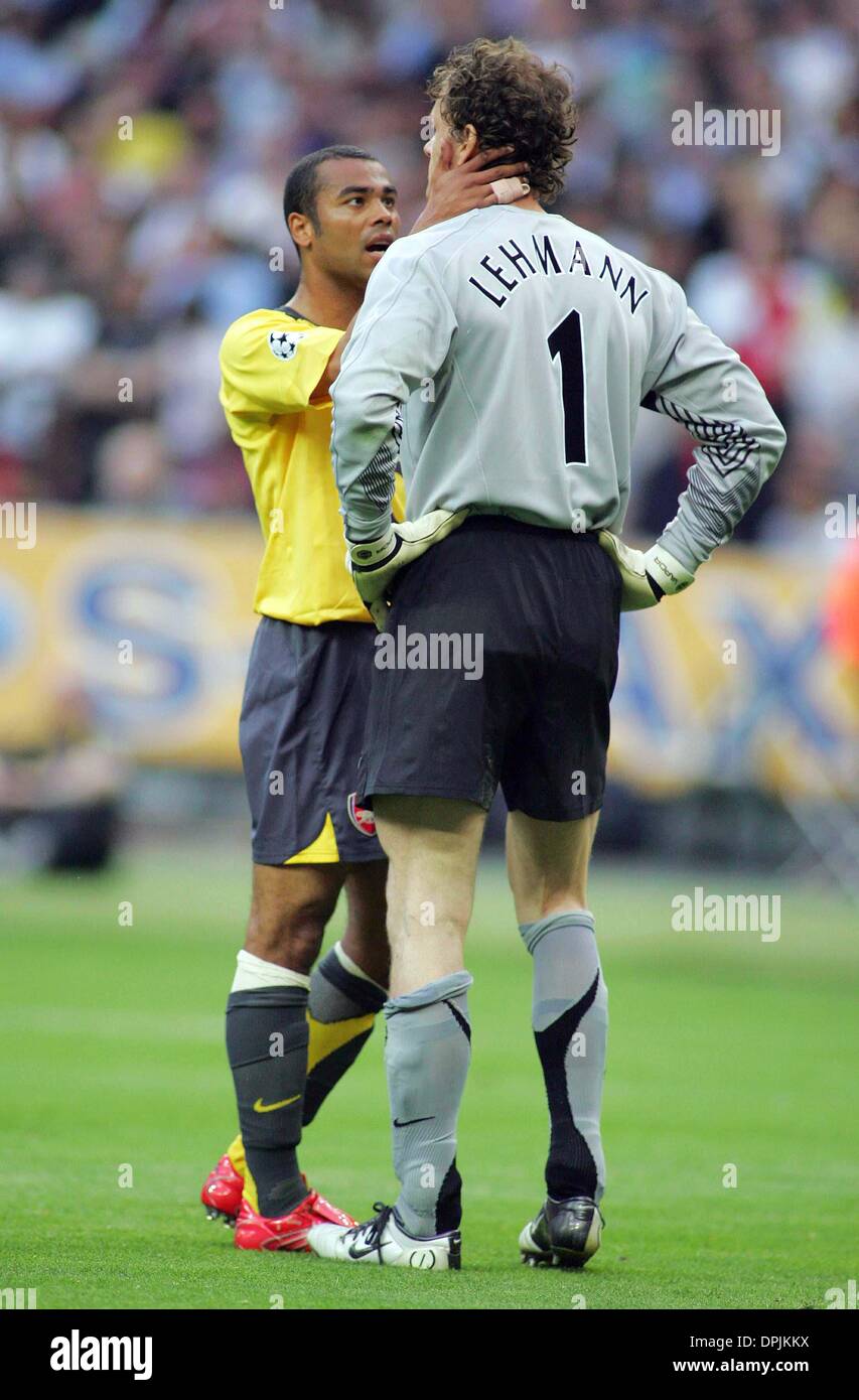 17. Mai 2006 - Stade De France, PARIS, Frankreich - ASHLEY COLE & JENS LEHMANN.2006 CHAMPIONS LEAGUE BARCELONA VS. ARSENAL. PARIS FRANKREICH 17.05.2006. MICHAEL MAYHEW - - 2006.K47922. (Kredit-Bild: © Globe Photos/ZUMAPRESS.com) Stockfoto