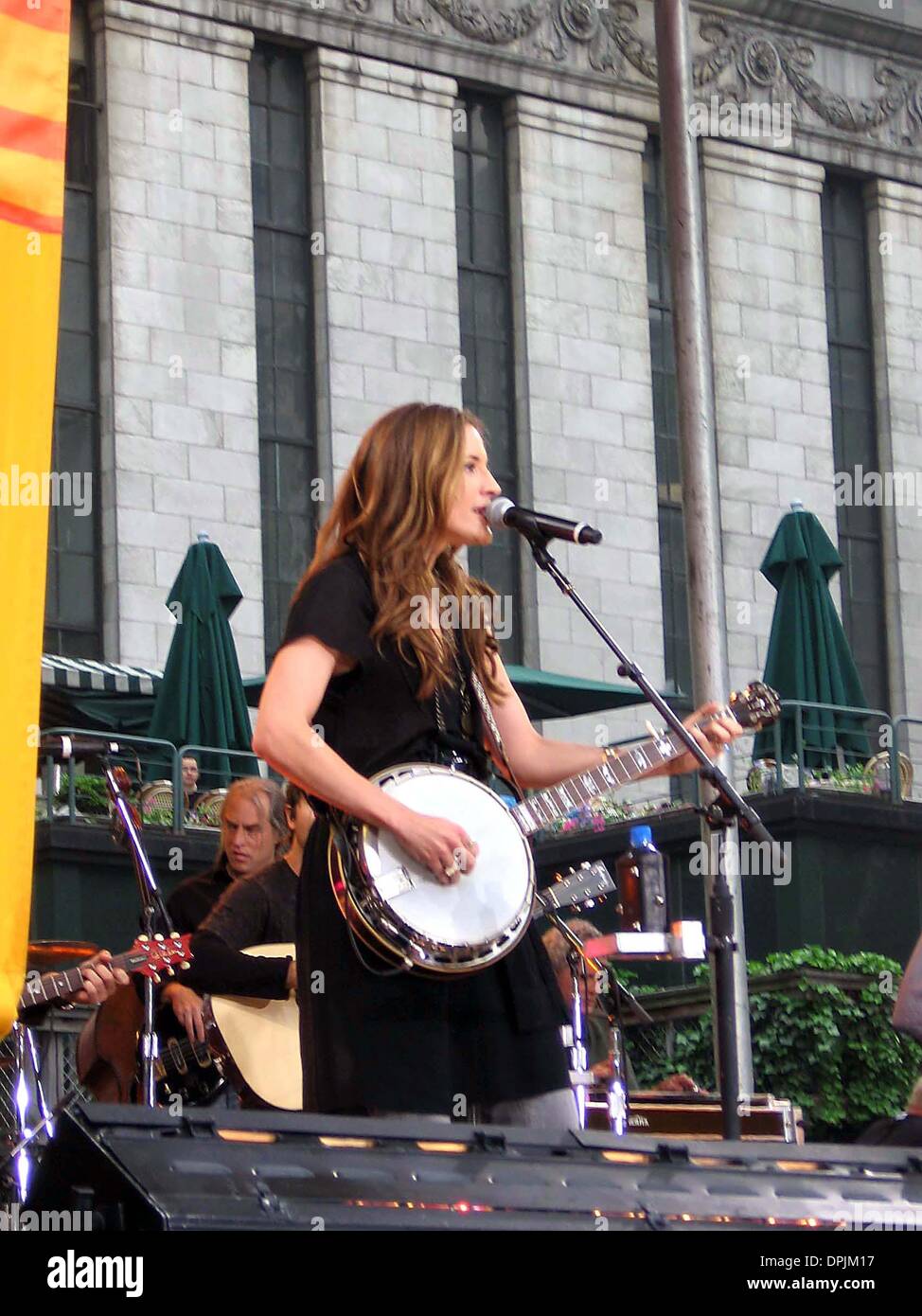 26. Mai 2006 - K48103MK. DIXIE CHICKS FÜHREN AUF ABC GOOD MORNING AMERICA CONCERT SERIES BRYANT PARK IN NEW YORK CITY 26.05.2006. MARK KASNER-2006.EMILY ROBINSON (Kredit-Bild: © Globe Photos/ZUMAPRESS.com) Stockfoto