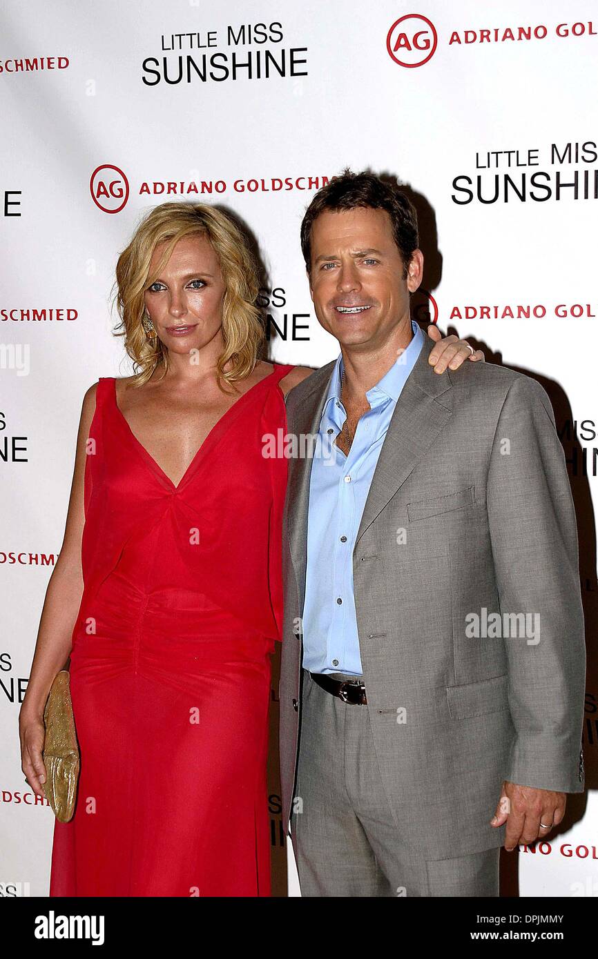 1. August 2006 - besuchen New York, NY, USA - 25. Juli 2006 - New York, NY, USA - Toni Collette und Greg Kinnear '' Little Miss Sunshine'' New York Premiere, präsentiert von FOX Searchlight Pictures bei AMC Loews Lincoln Square.   Bildnachweis: Anthony G. Moore / K49175AGM (Kredit-Bild: © Globe Photos/ZUMAPRESS.com) Stockfoto