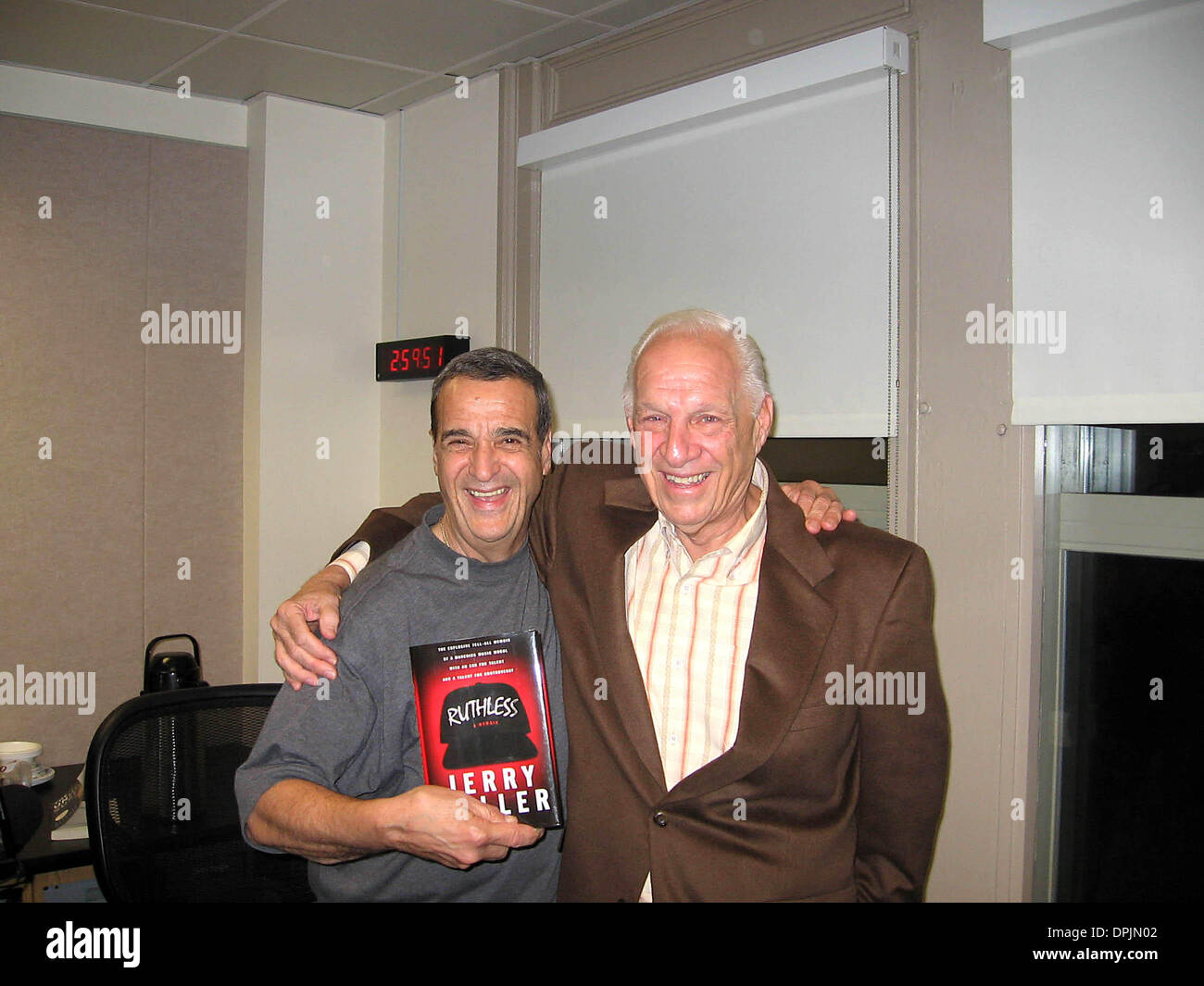 19. September 2006 - K49900MK. GÄSTE IN DER JOEY REYNOLDS SHOW NEW YORK 18.09.2006. MARK KASNER - JOEY REYNOLDS und JERRY HELLER(Credit Image: © Globe Photos/ZUMAPRESS.com) Stockfoto