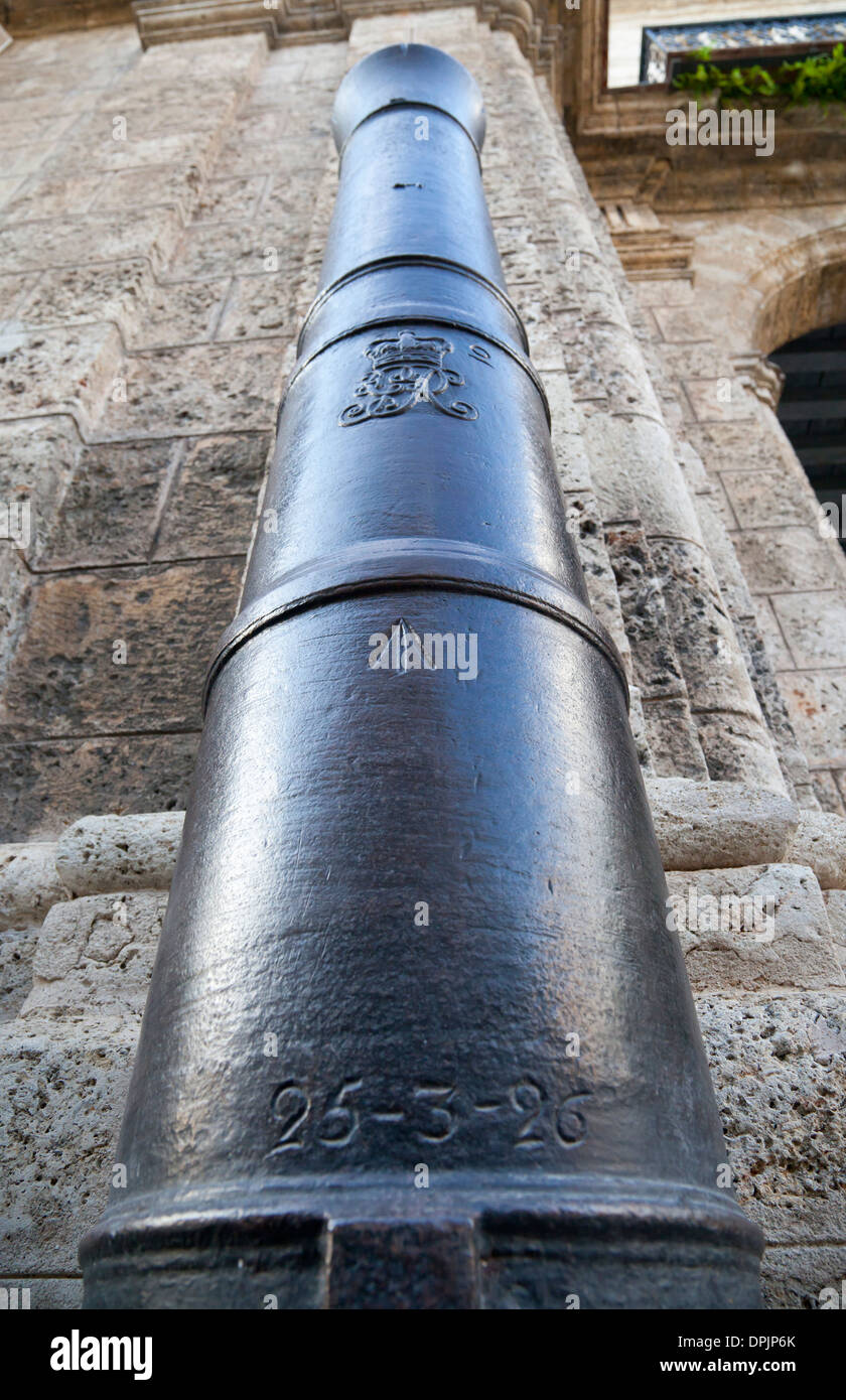 Englische Kanone aus dem Jahre 1826 in einer Straße von Havanna, Kuba. Stockfoto