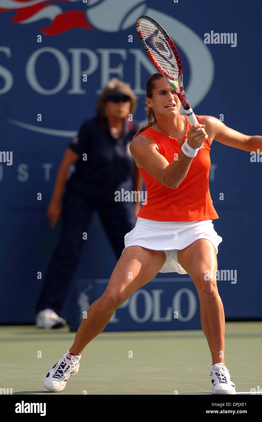 9. September 2006 - New York, New York, USA - K49632AR. US OPEN 2006 12.TAG WOMEN' S HALBFINALSPIEL. IN FLUSHING MEADOWS QUEENS NEW YORK 08.09.2006. ANDREA RENAULT-2006.AMELIE MAURESMO (Kredit-Bild: © Globe Photos/ZUMAPRESS.com) Stockfoto