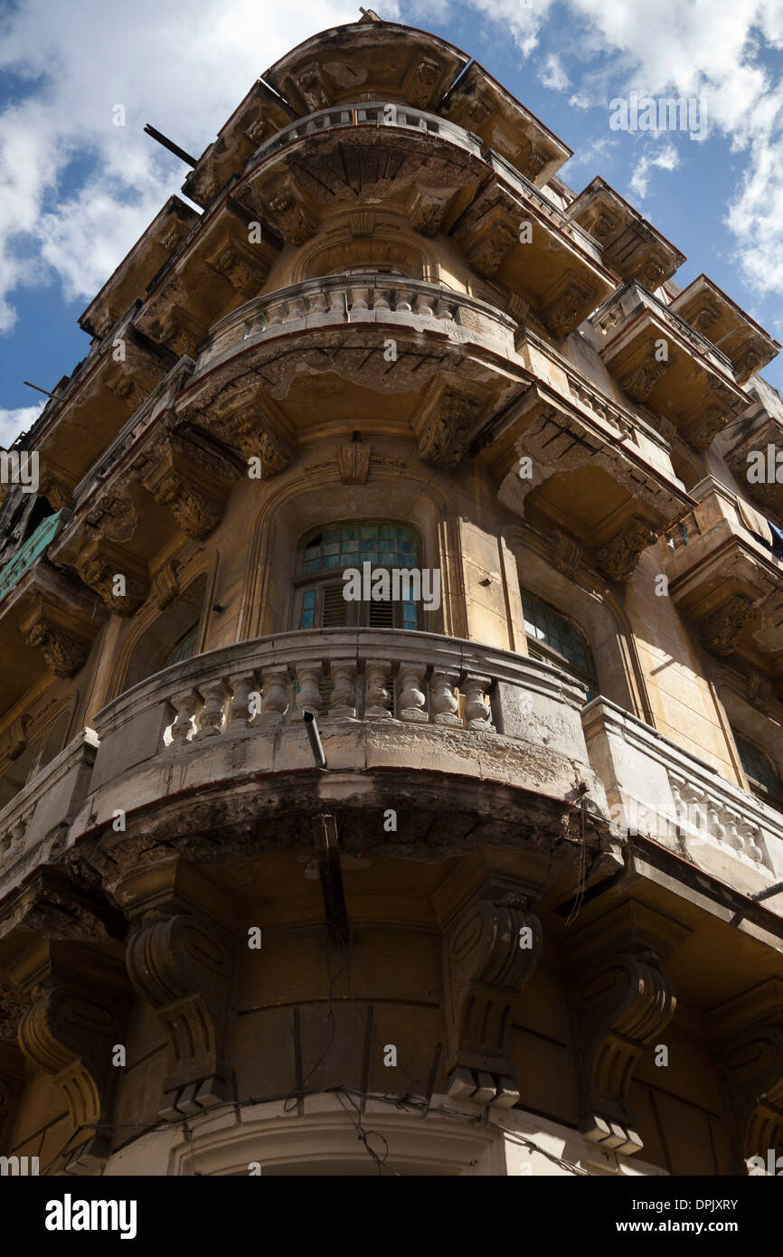 Bauten des alten Havanna (La Habana Vieja) im barocken und neoklassischen Stil. Viele sind in einem schlechten Zustand und Ruine gefallen. Stockfoto