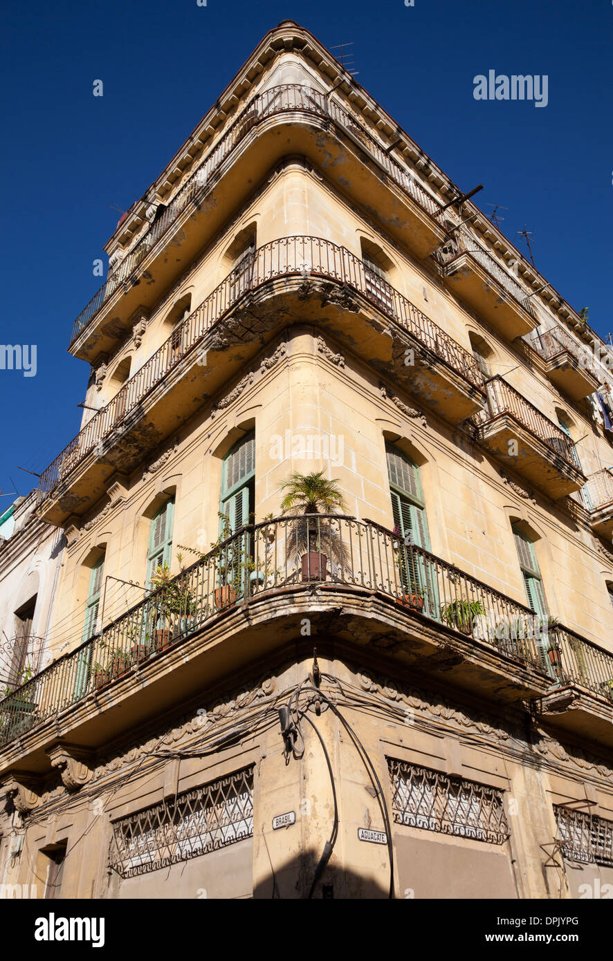 Bauten des alten Havanna (La Habana Vieja) im barocken und neoklassischen Stil. Viele sind in einem schlechten Zustand und Ruine gefallen. Stockfoto