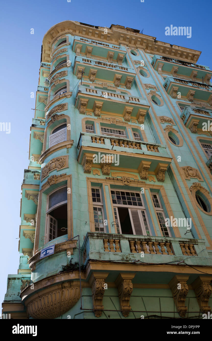 Bauten des alten Havanna (La Habana Vieja) im barocken und neoklassischen Stil. Viele sind in einem schlechten Zustand und Ruine gefallen. Stockfoto