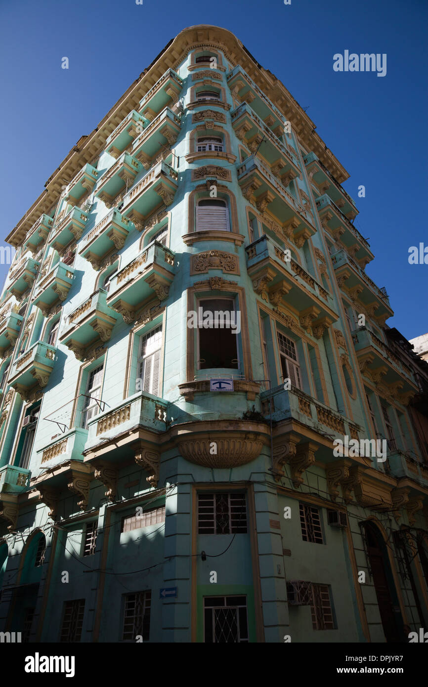 Bauten des alten Havanna (La Habana Vieja) im barocken und neoklassischen Stil. Viele sind in einem schlechten Zustand und Ruine gefallen. Stockfoto