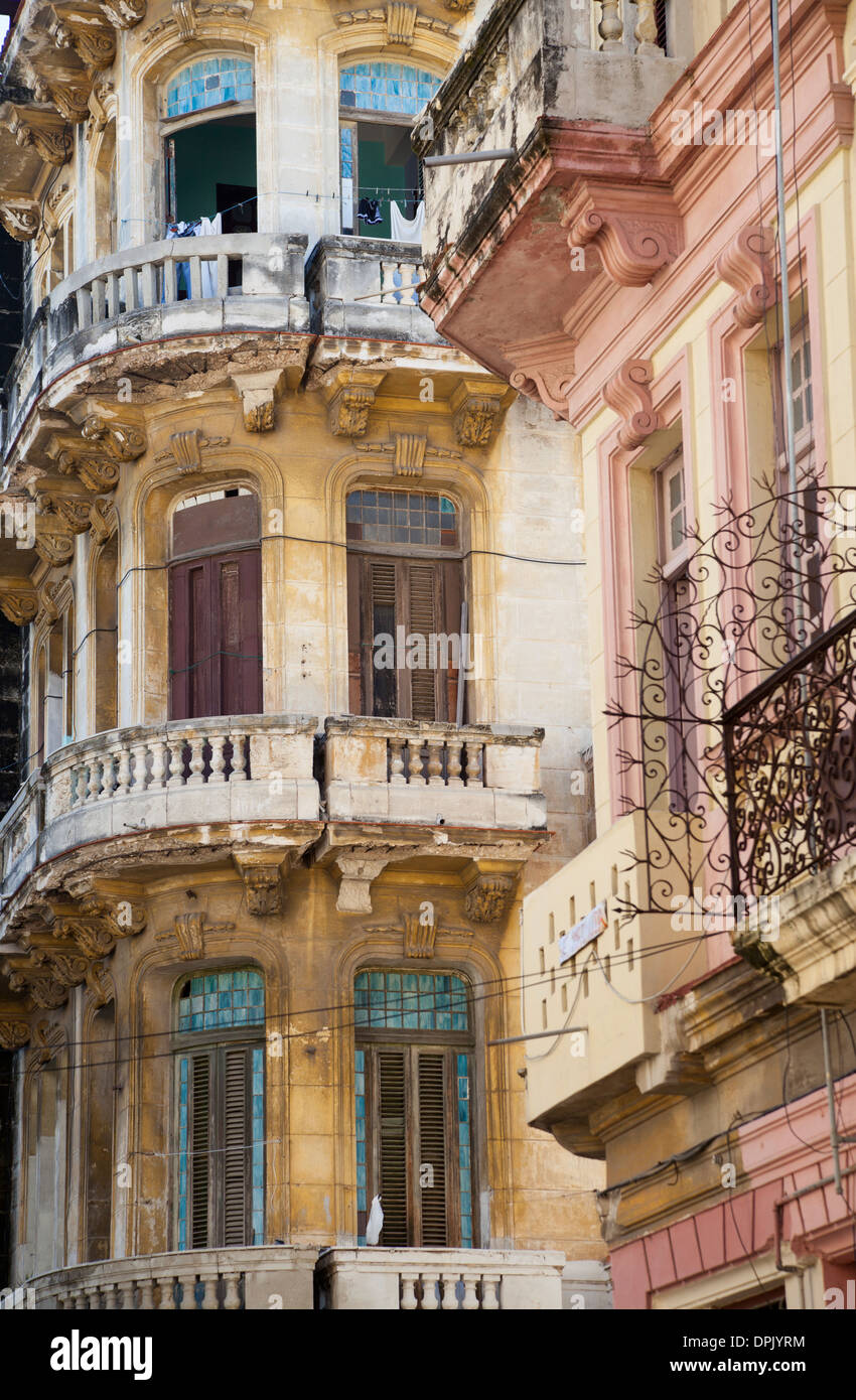 Bauten des alten Havanna (La Habana Vieja) im barocken und neoklassischen Stil. Viele sind in einem schlechten Zustand und Ruine gefallen. Stockfoto