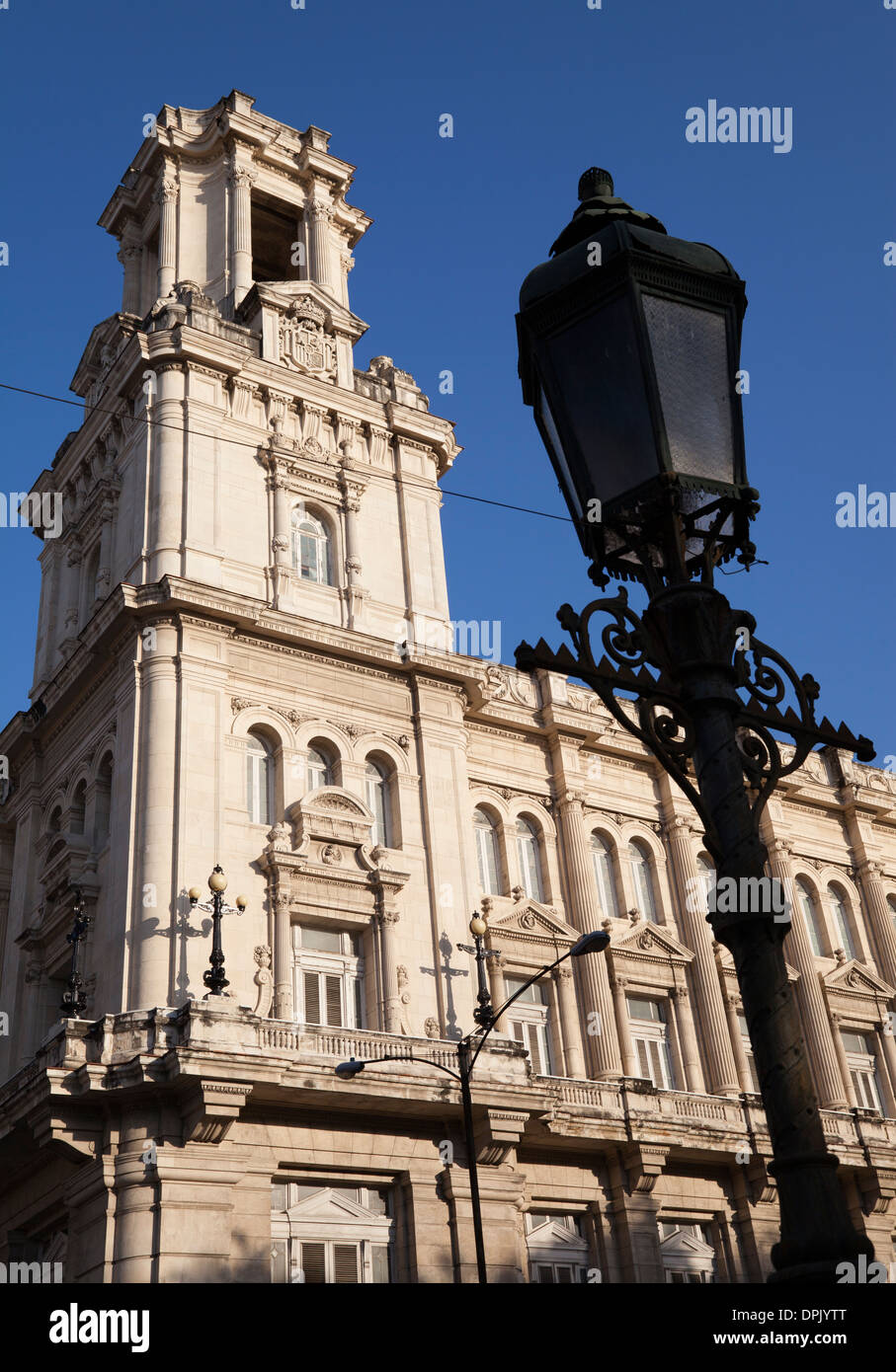 Bauten des alten Havanna (La Habana Vieja) im barocken und neoklassischen Stil. Viele sind in einem schlechten Zustand und Ruine gefallen. Stockfoto